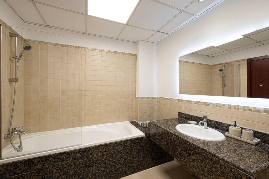 Apartemen Eye & Sea View, 1-min Walk To Jbr Beach, Luxurious Retreat!