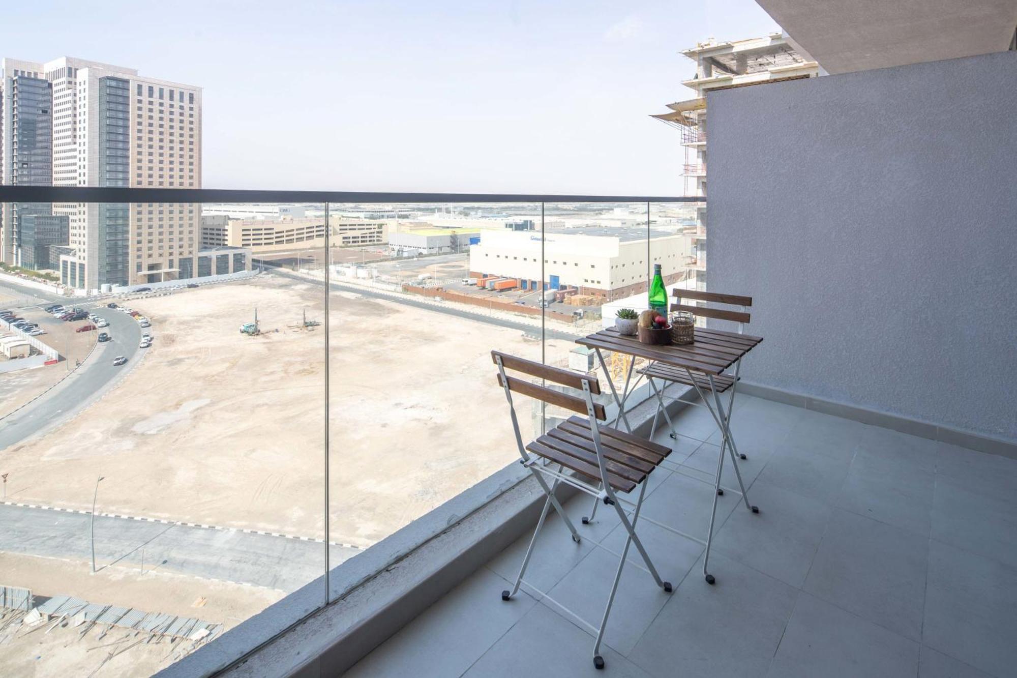 Frank Porter - Aura By Azizi Appartement