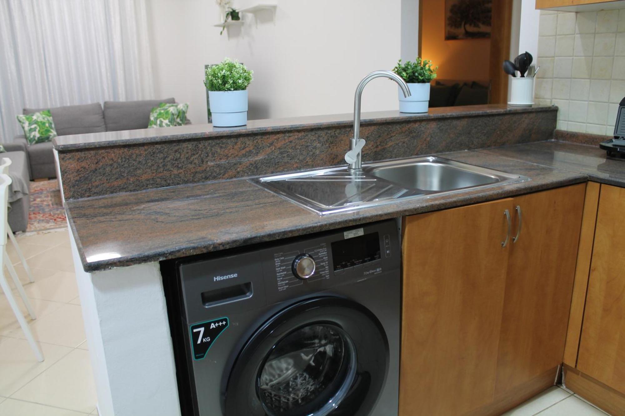 Bright And Beautiful One Bedroom Close To Metro And Apartamento