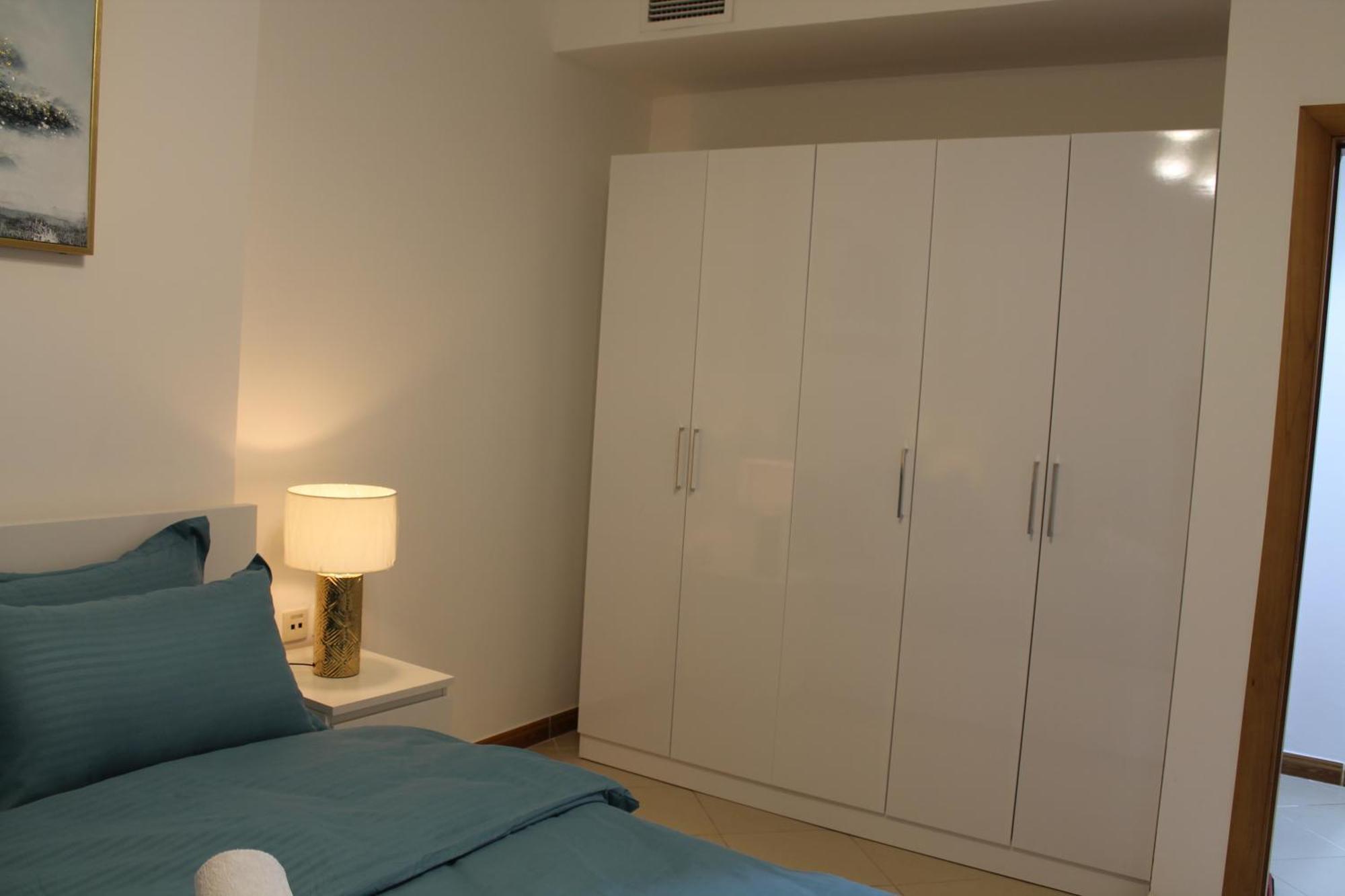Bright And Beautiful One Bedroom Close To Metro And Apartamento