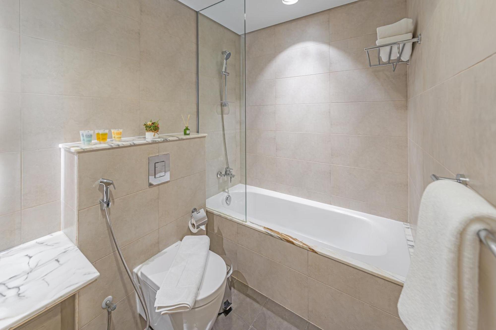 3 King Beds - 7mins To Mall - High Floor Sun Set And Sea View *