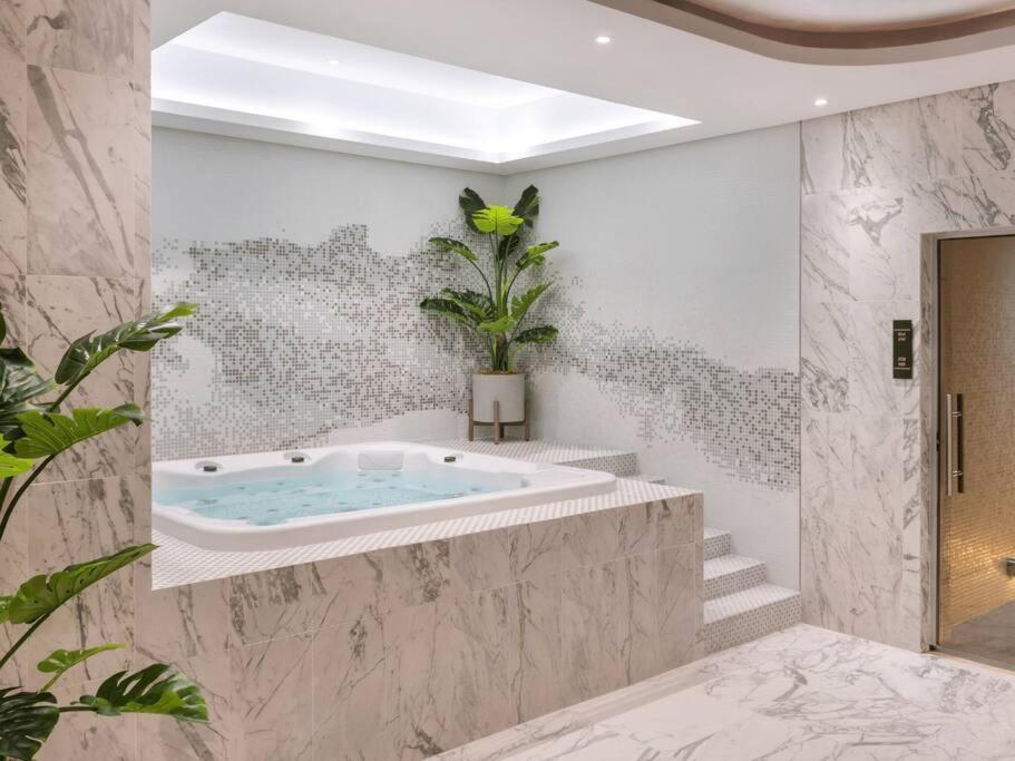 3 King Beds - 7mins To Mall - High Floor Sun Set And Sea View * Dubaï