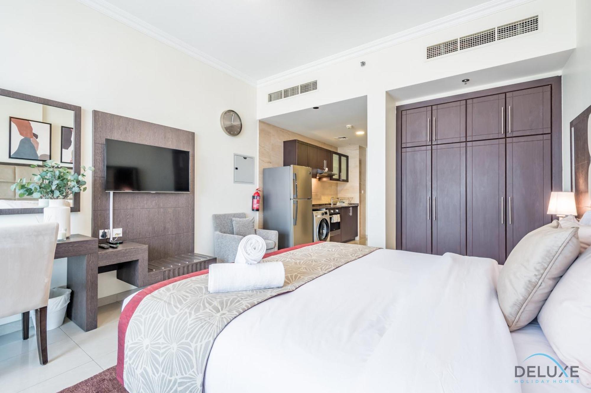Delightful At Al Madar Siraj Tower 1 Al Barsha South By Deluxe Homes Lägenhet