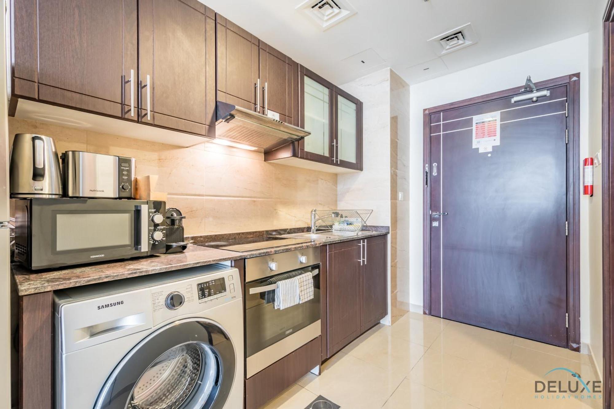 Lägenhet Delightful At Al Madar Siraj Tower 1 Al Barsha South By Deluxe Homes