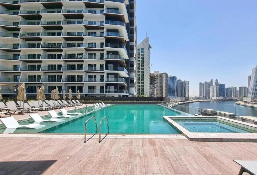 Lägenhet Lux 15 Northside With A Pool, Gym & Canal Views Dubai