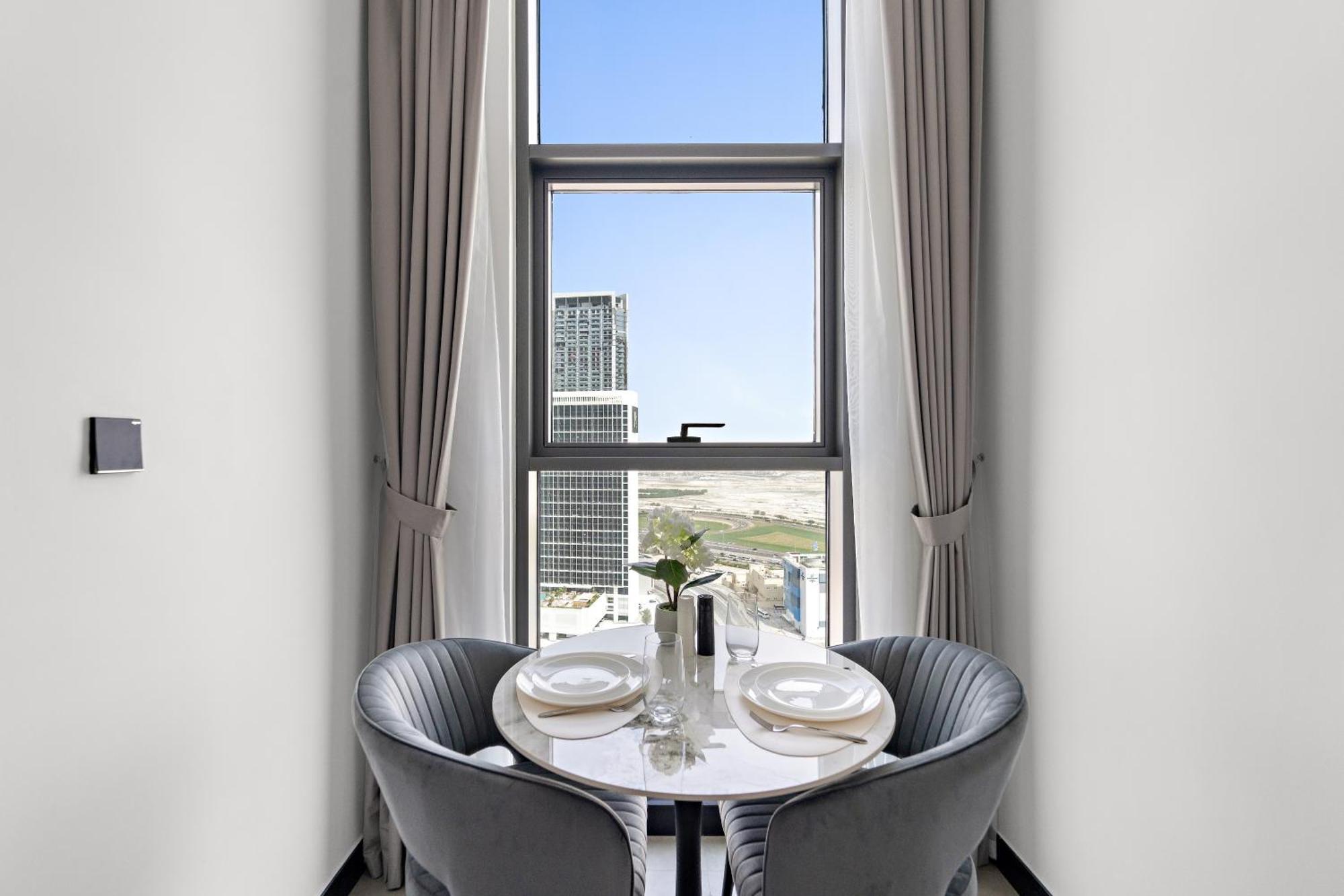 Lägenhet Lux 15 Northside With A Pool, Gym & Canal Views Dubai