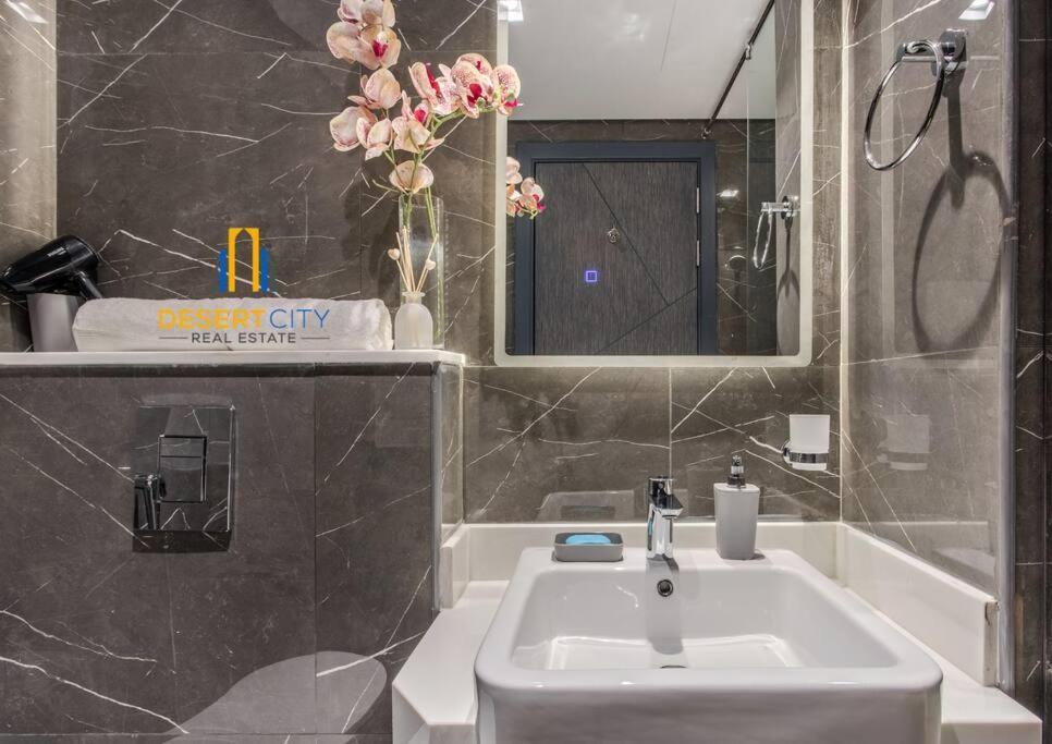 Fully Furnished In City, Hosted By Desert Appartement Dubaï
