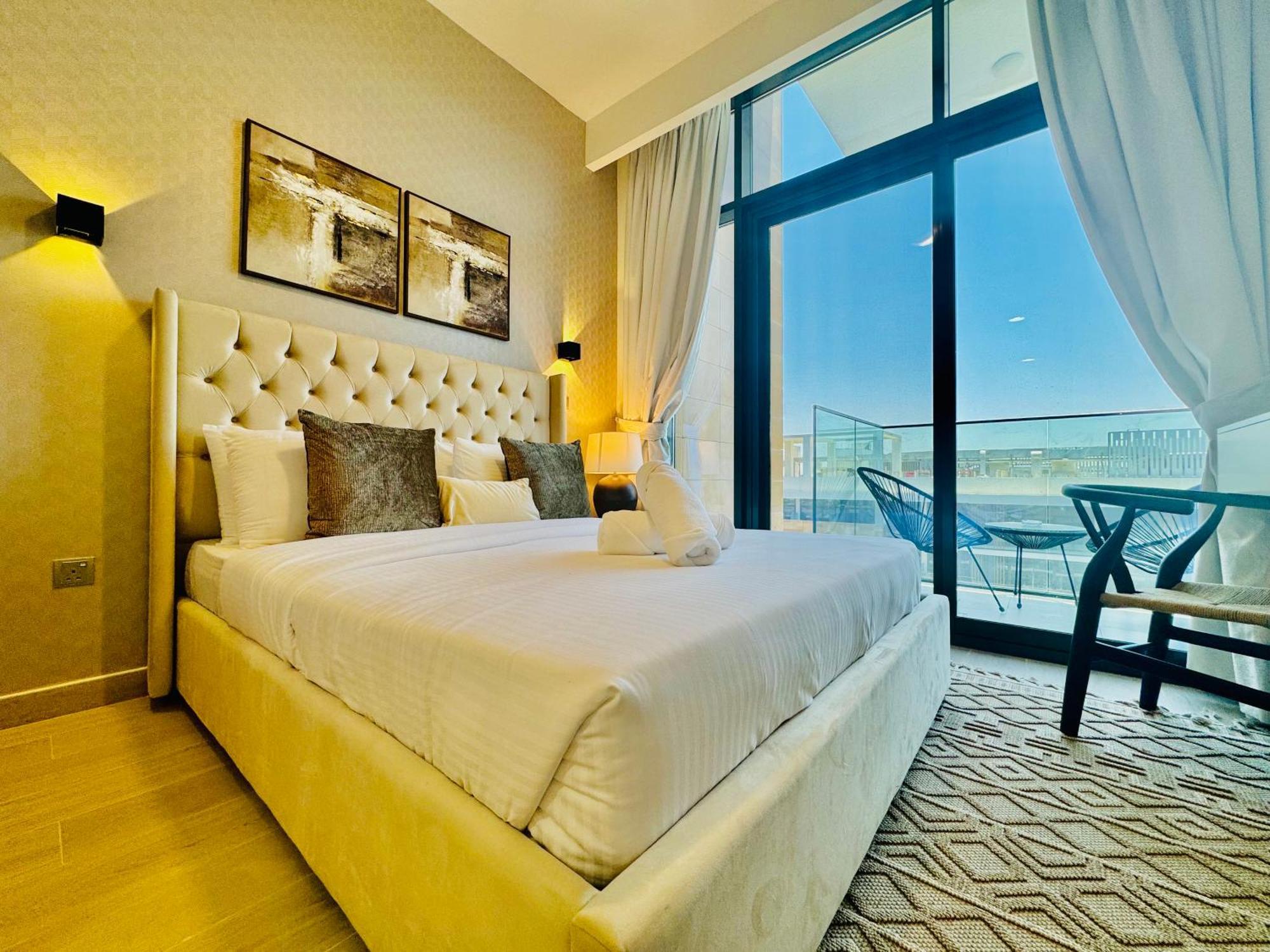 Venduras - Modern Chic In Azizi Riviera Appartement