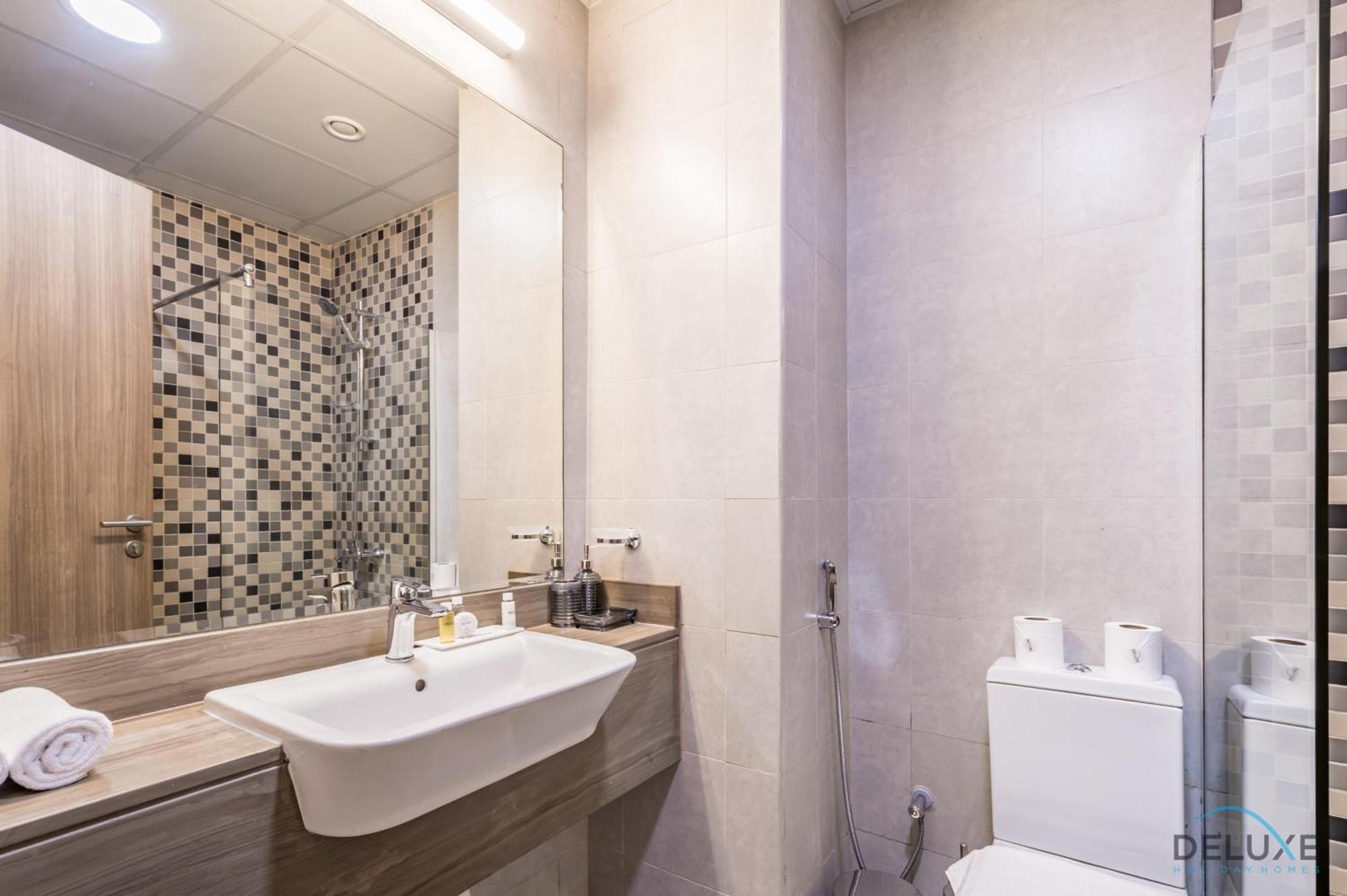 Stunning In Azizi Star , Jebel Ali By Deluxe Homes Apartment *