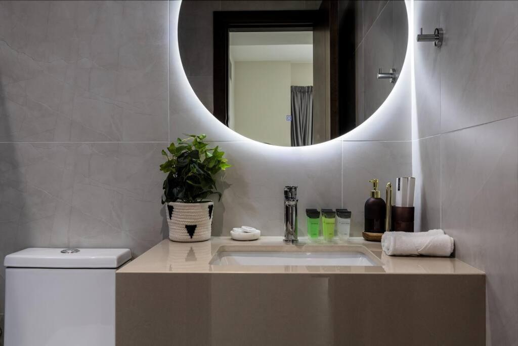 Appartement Waves - Stylish 1br Close To Img World & Global Village Dubai