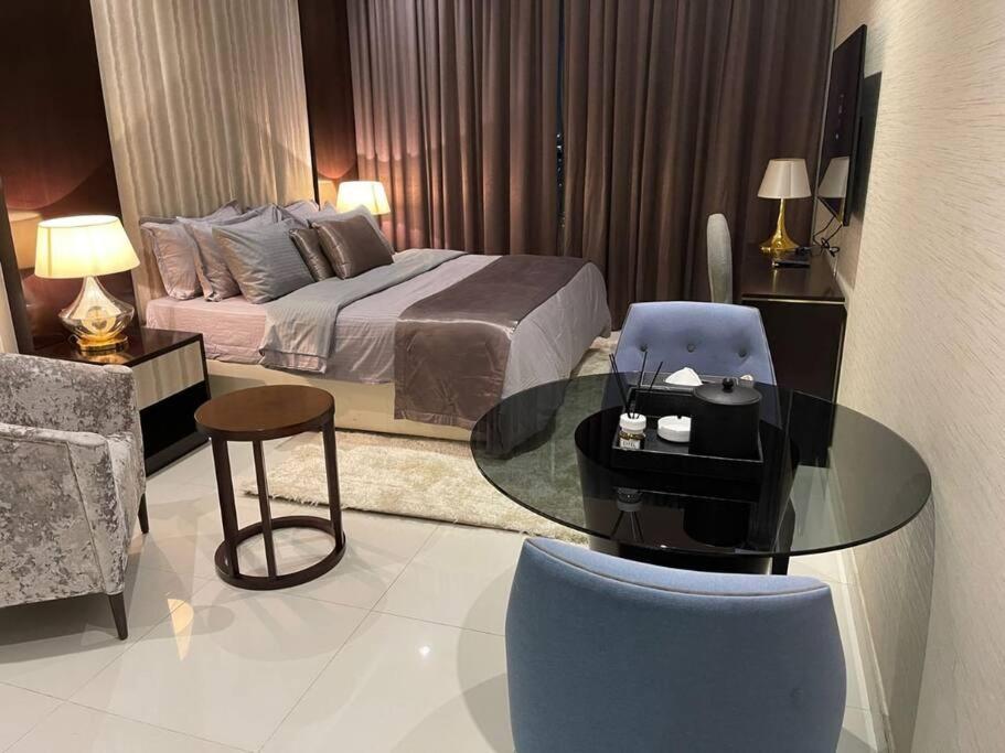Homes2retreat - Chic In Damac Uppercrest Apartemen *