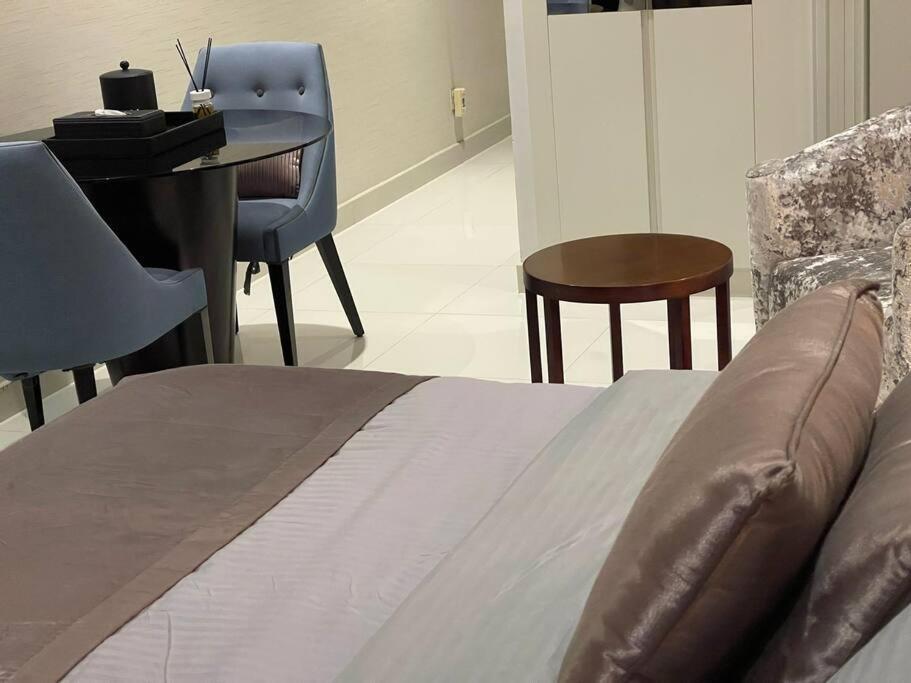 Homes2retreat - Chic In Damac Uppercrest Apartemen