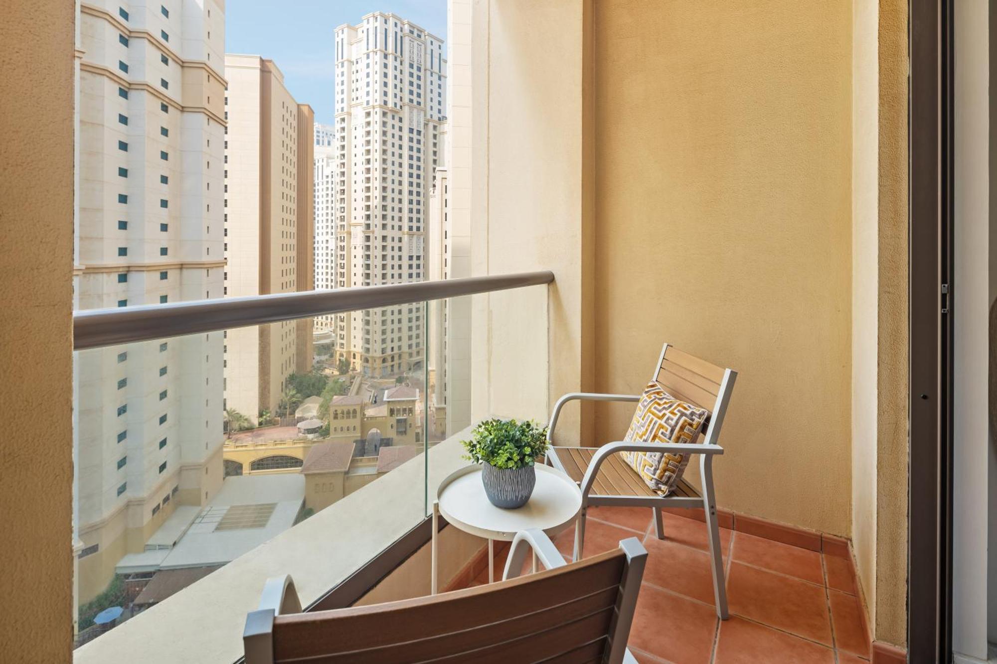 La Buena Vida Homes - Modern, Luxe & Spacious 4-bed, Full Kitchen, Near To Beach, Tram & Marina *