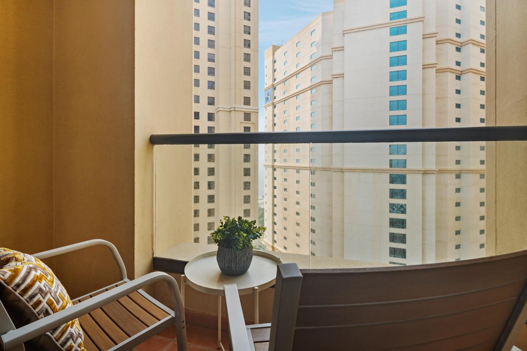 La Buena Vida Homes - Modern, Luxe & Spacious 4-bed, Full Kitchen, Near To Beach, Tram & Marina