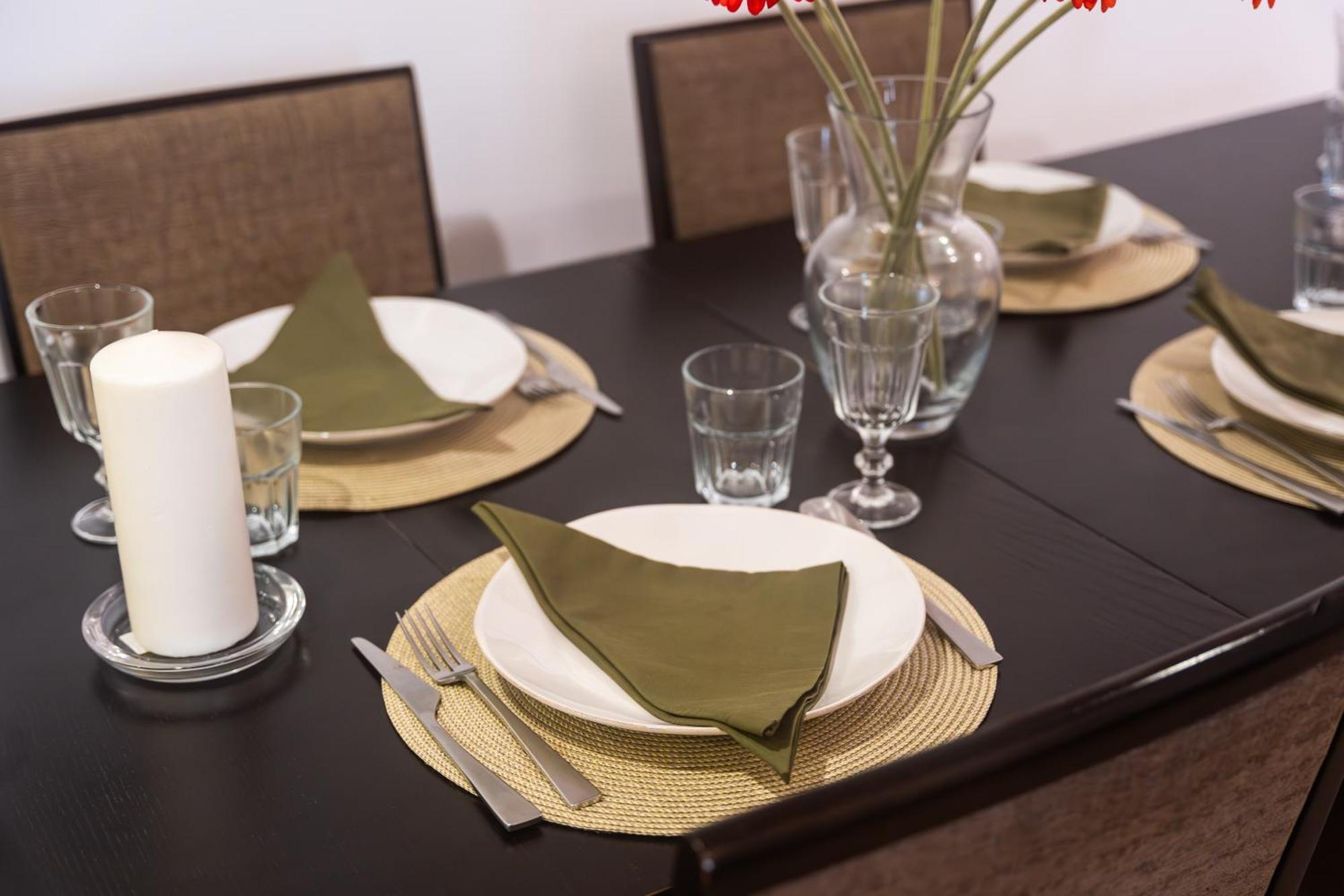 La Buena Vida Homes - Modern, Luxe & Spacious 4-bed, Full Kitchen, Near To Beach, Tram & Marina *