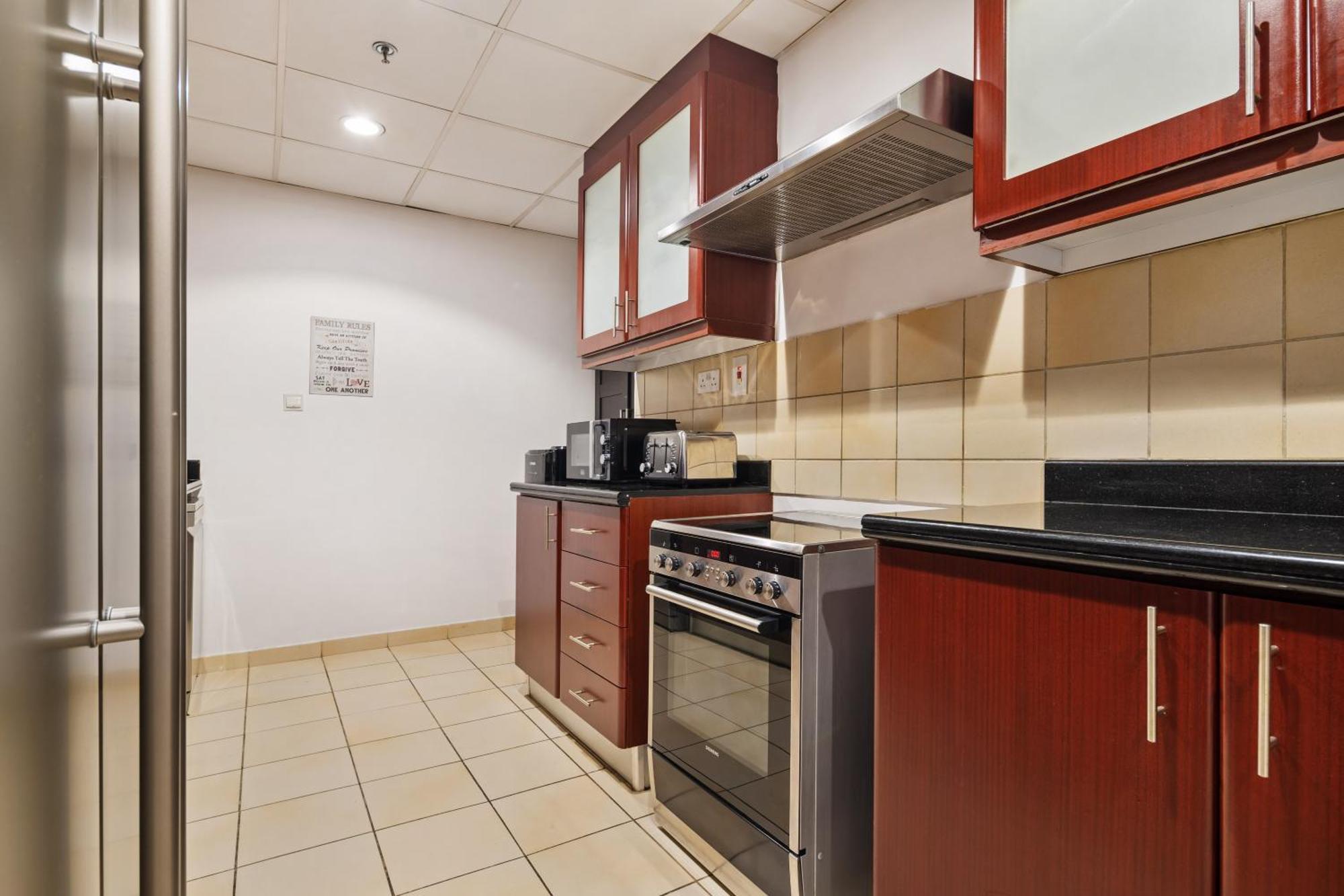 Apartamento La Buena Vida Homes - Modern, Luxe & Spacious 4-bed, Full Kitchen, Near To Beach, Tram & Marina