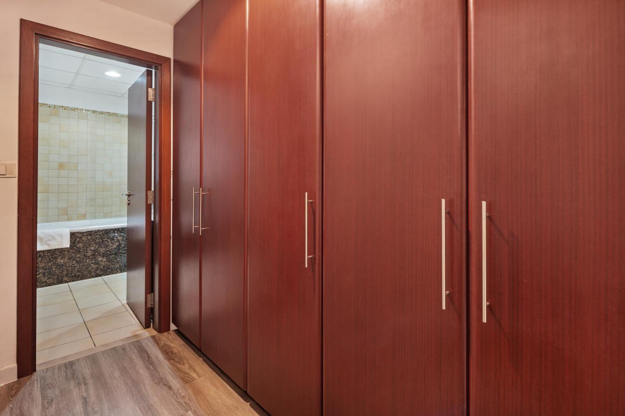 Apartamento La Buena Vida Homes - Modern, Luxe & Spacious 4-bed, Full Kitchen, Near To Beach, Tram & Marina