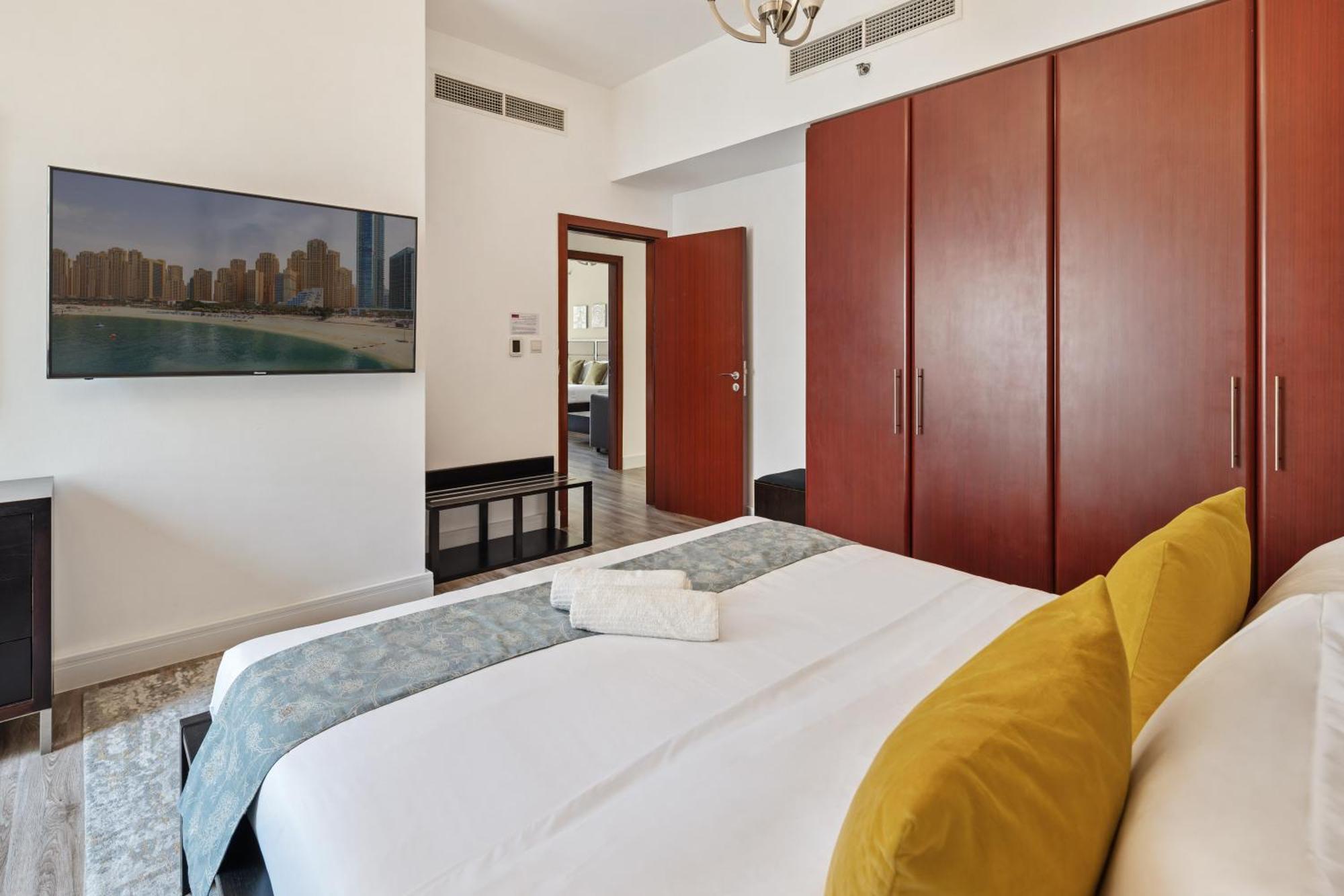 Apartamento La Buena Vida Homes - Modern, Luxe & Spacious 4-bed, Full Kitchen, Near To Beach, Tram & Marina *