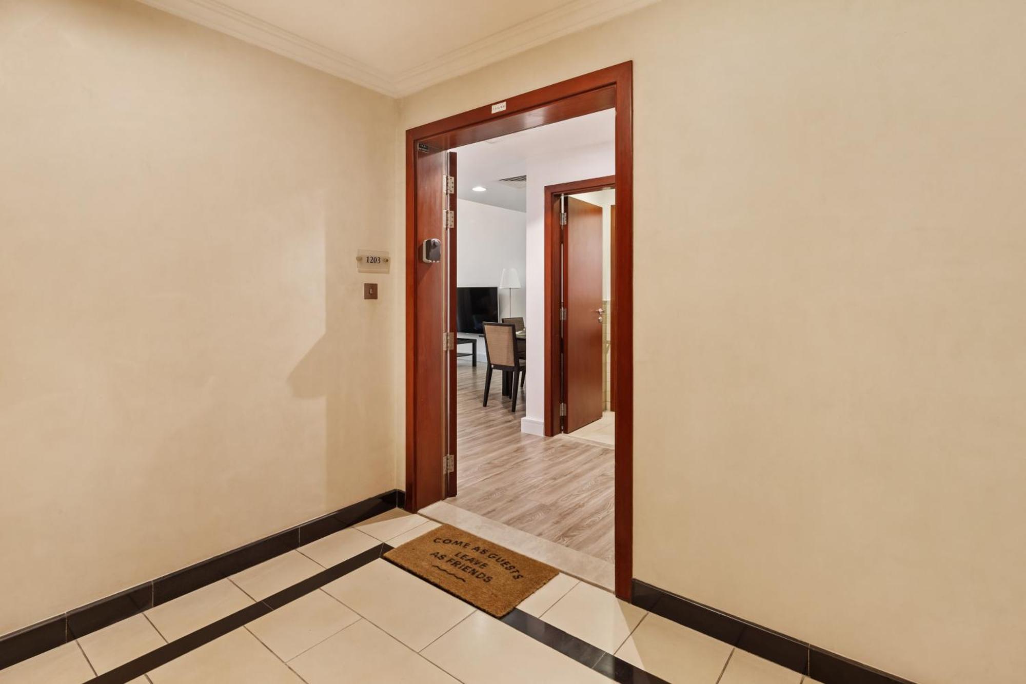 La Buena Vida Homes - Modern, Luxe & Spacious 4-bed, Full Kitchen, Near To Beach, Tram & Marina *