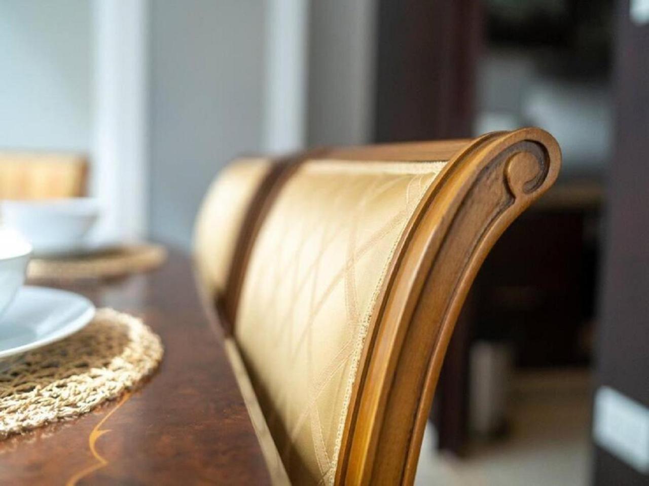 Elegant Overlooking Mall Fountain. Apartamento *