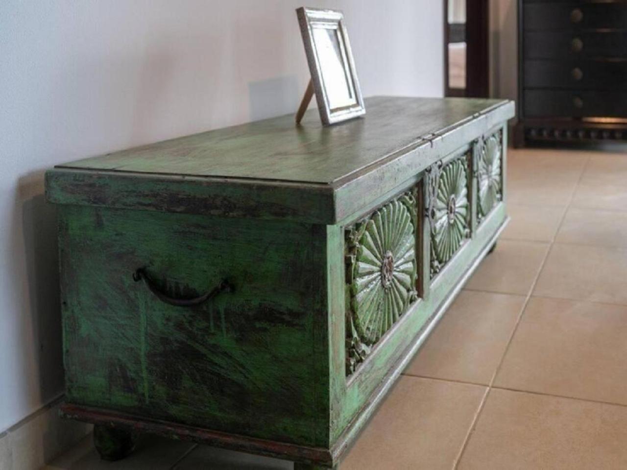 Elegant Overlooking Mall Fountain. Apartamento