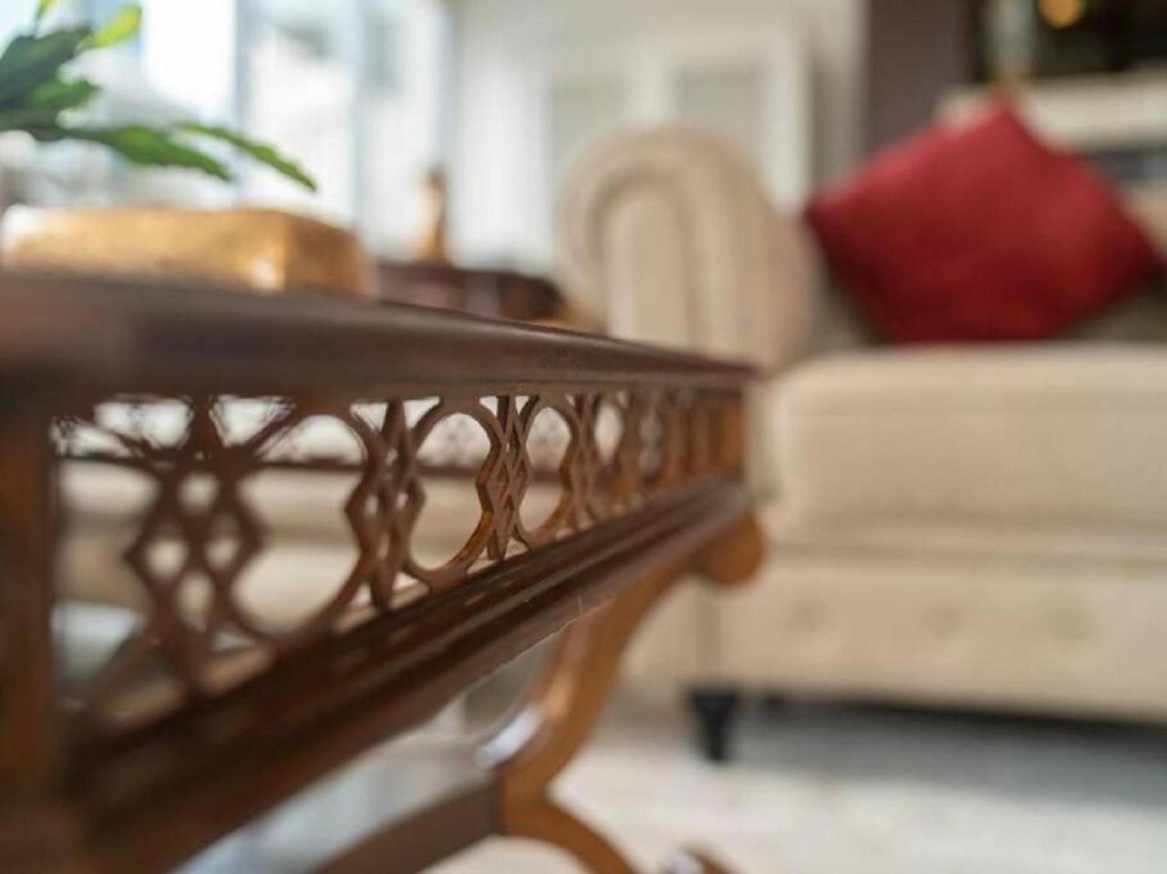 Elegant Overlooking Mall Fountain. Apartamento *