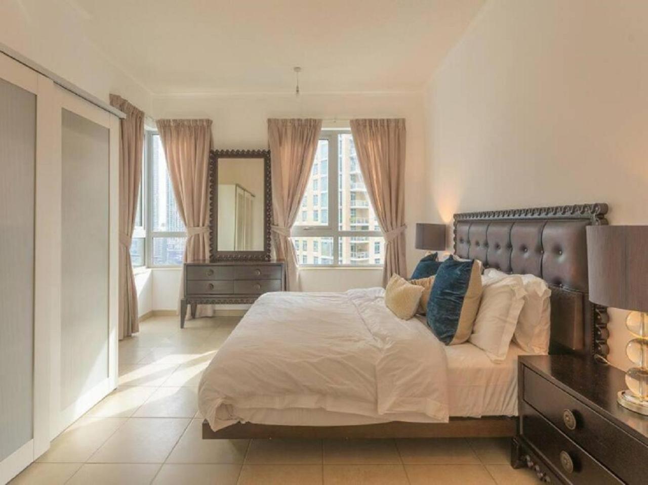 Elegant Overlooking Mall Fountain. Apartamento Dubái