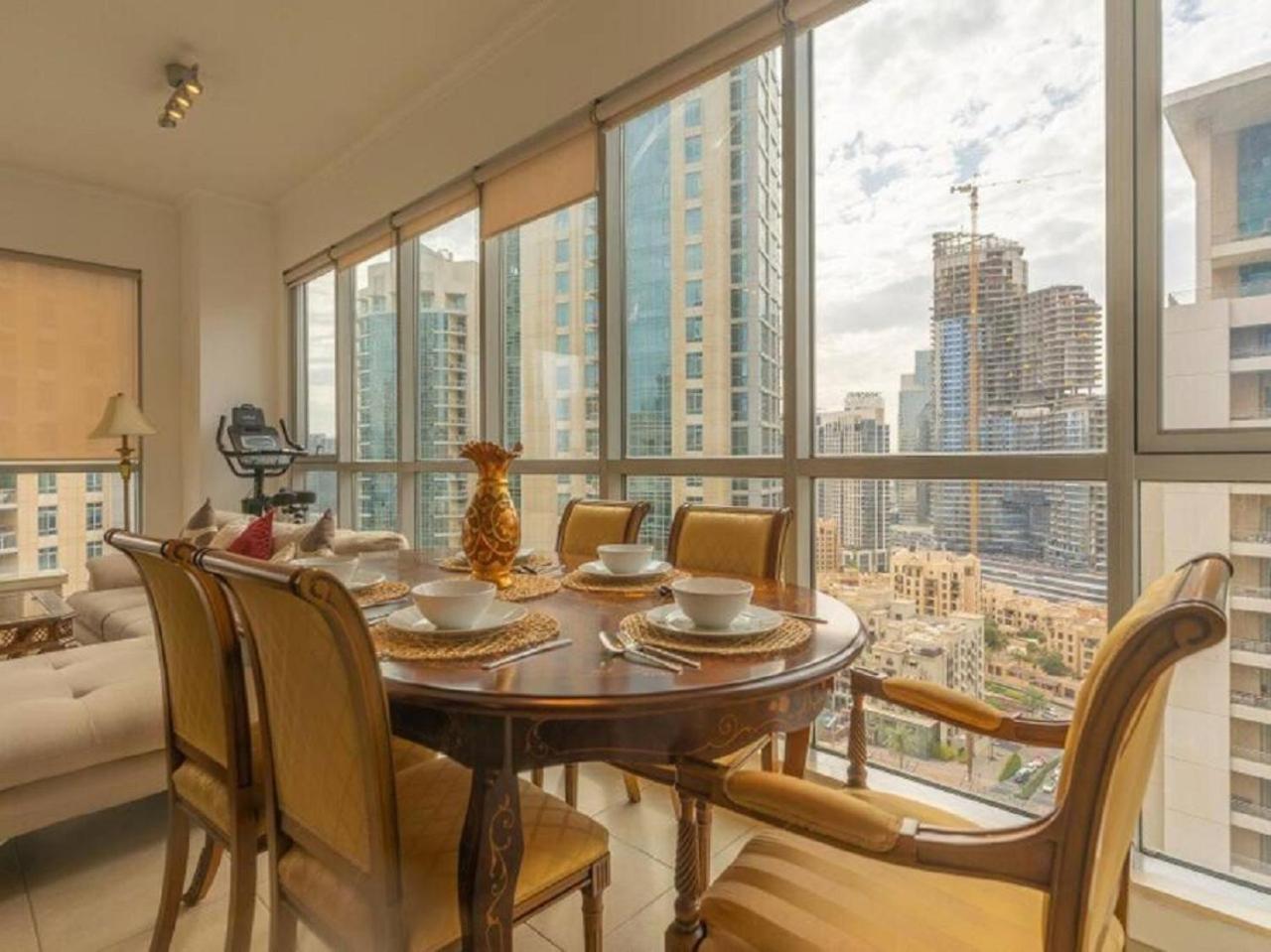 Elegant Overlooking Mall Fountain. Apartamento *