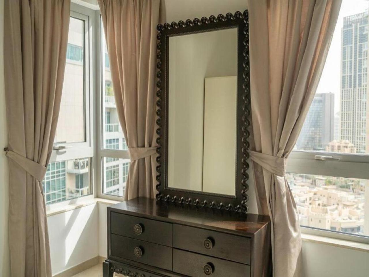 Elegant Overlooking Mall Fountain. Apartamento