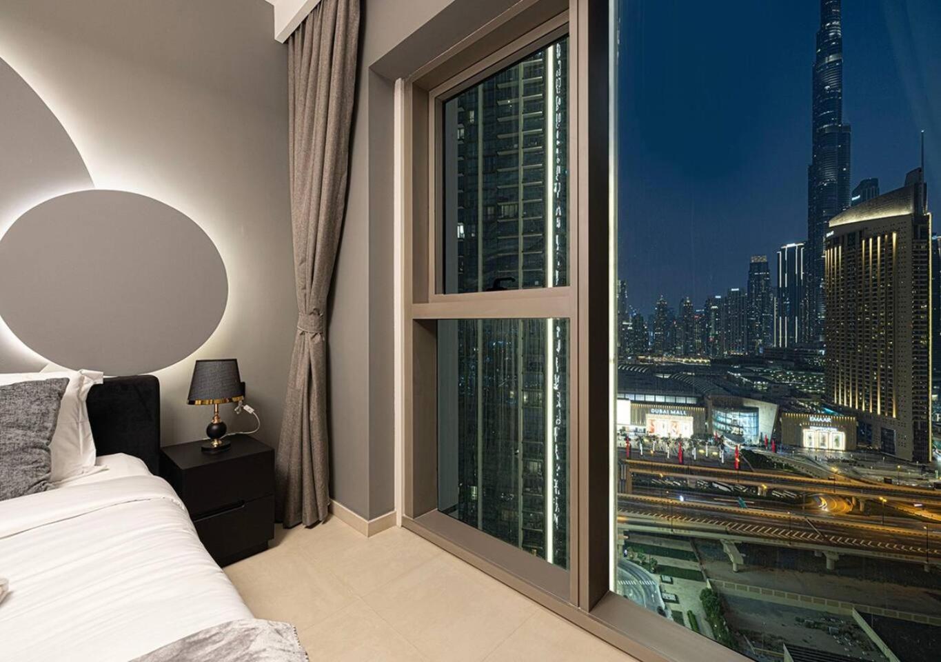 Burj Khalifa View - Luxe 2br - Mall Access Apartemen