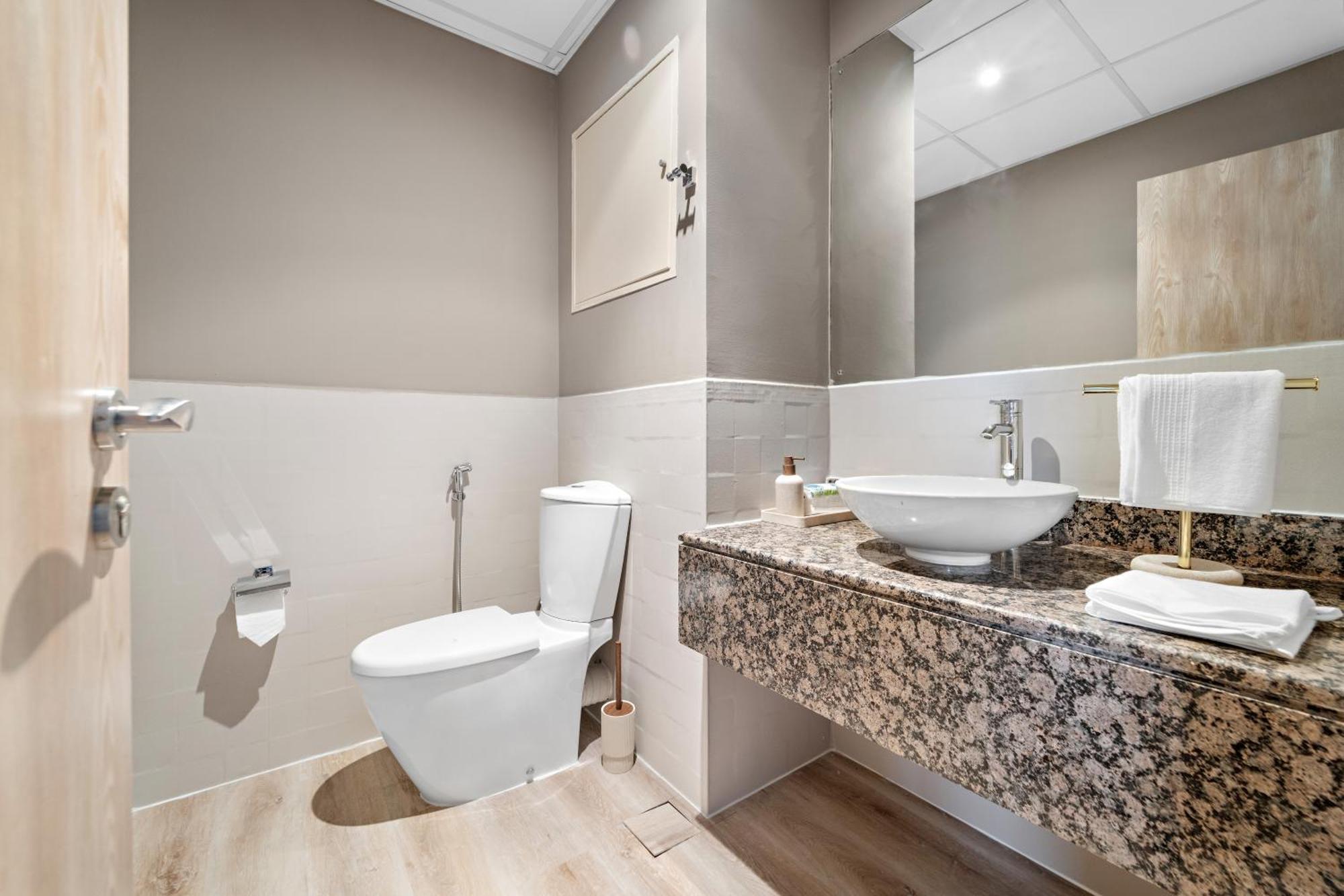 Vakantiehuis Aesthetic , Sleeps 6, Pool, Gym & Waterfront Views *