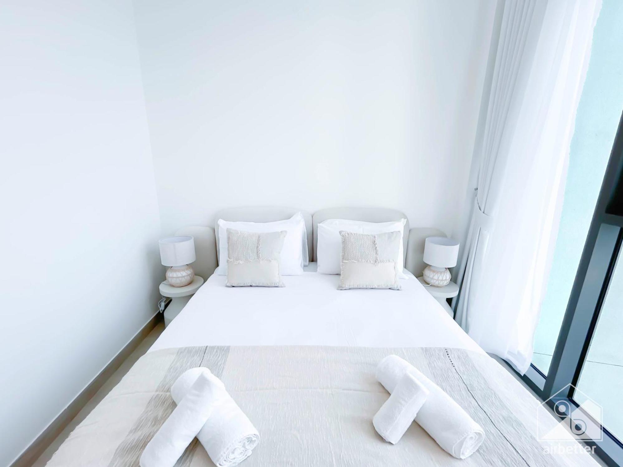 Luxurious 1-br With Balcony In Azizi Fawad *