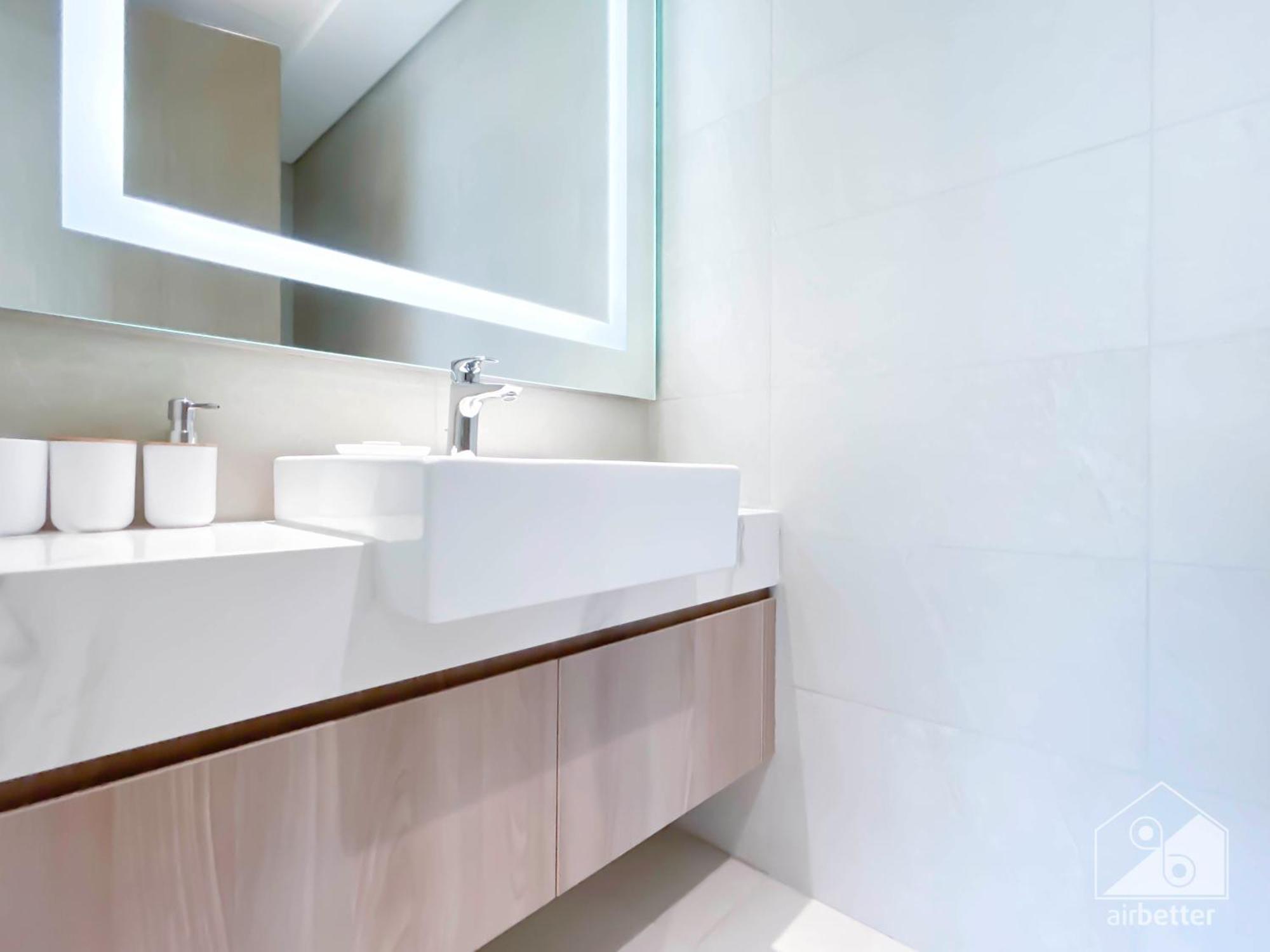 Luxurious 1-br With Balcony In Azizi Fawad Appartement *