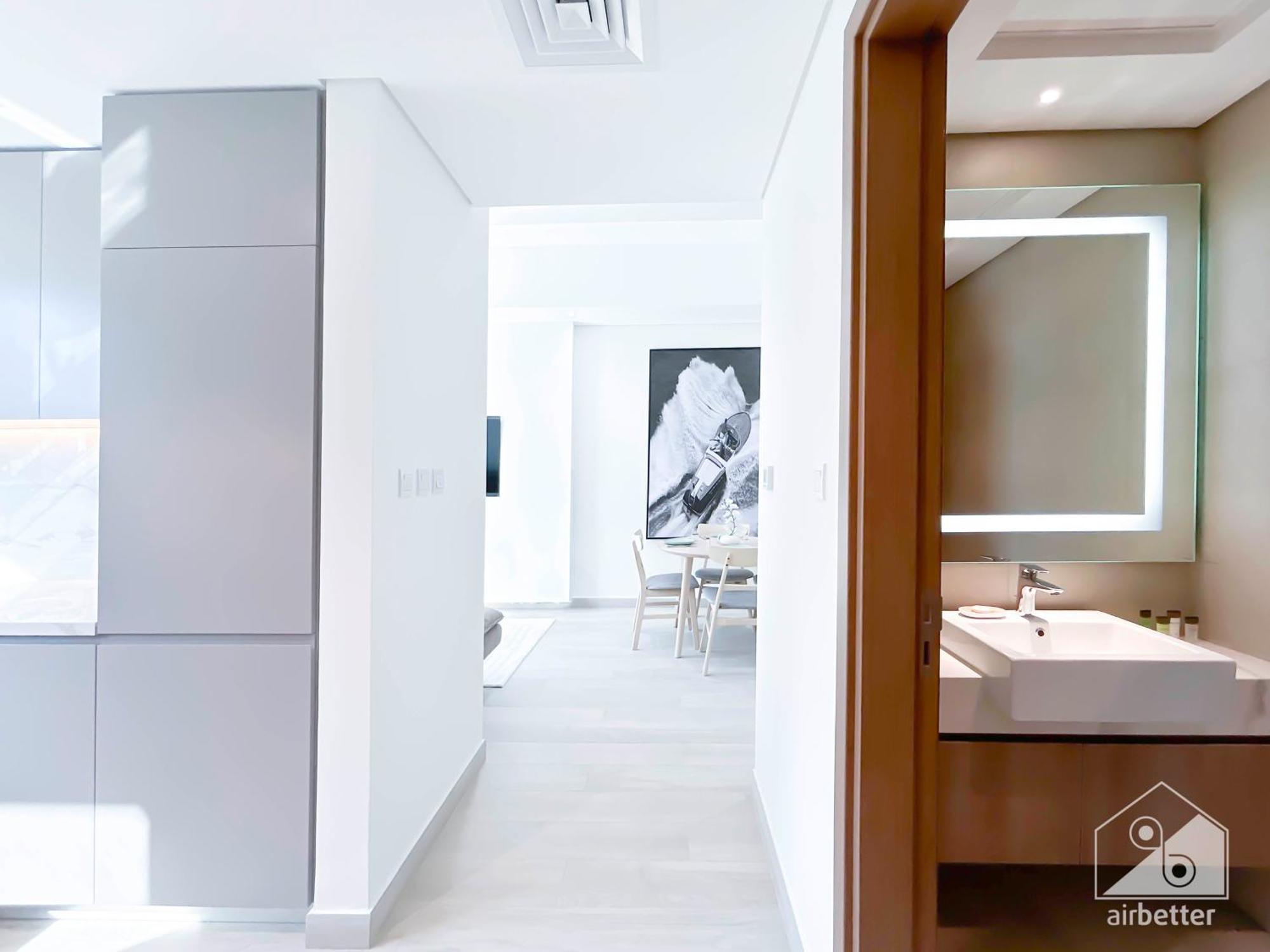 Luxurious 1-br With Balcony In Azizi Fawad Appartement