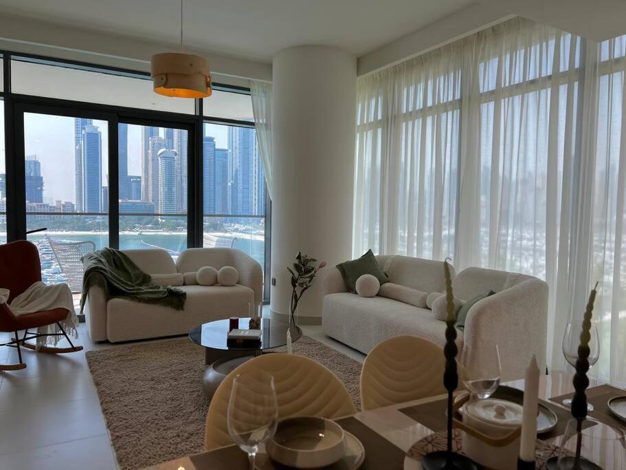 Spacious Beachfront Appartement *