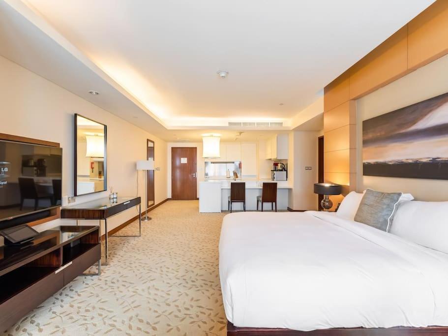 Snug In Mall Steps From Burj Khalifa