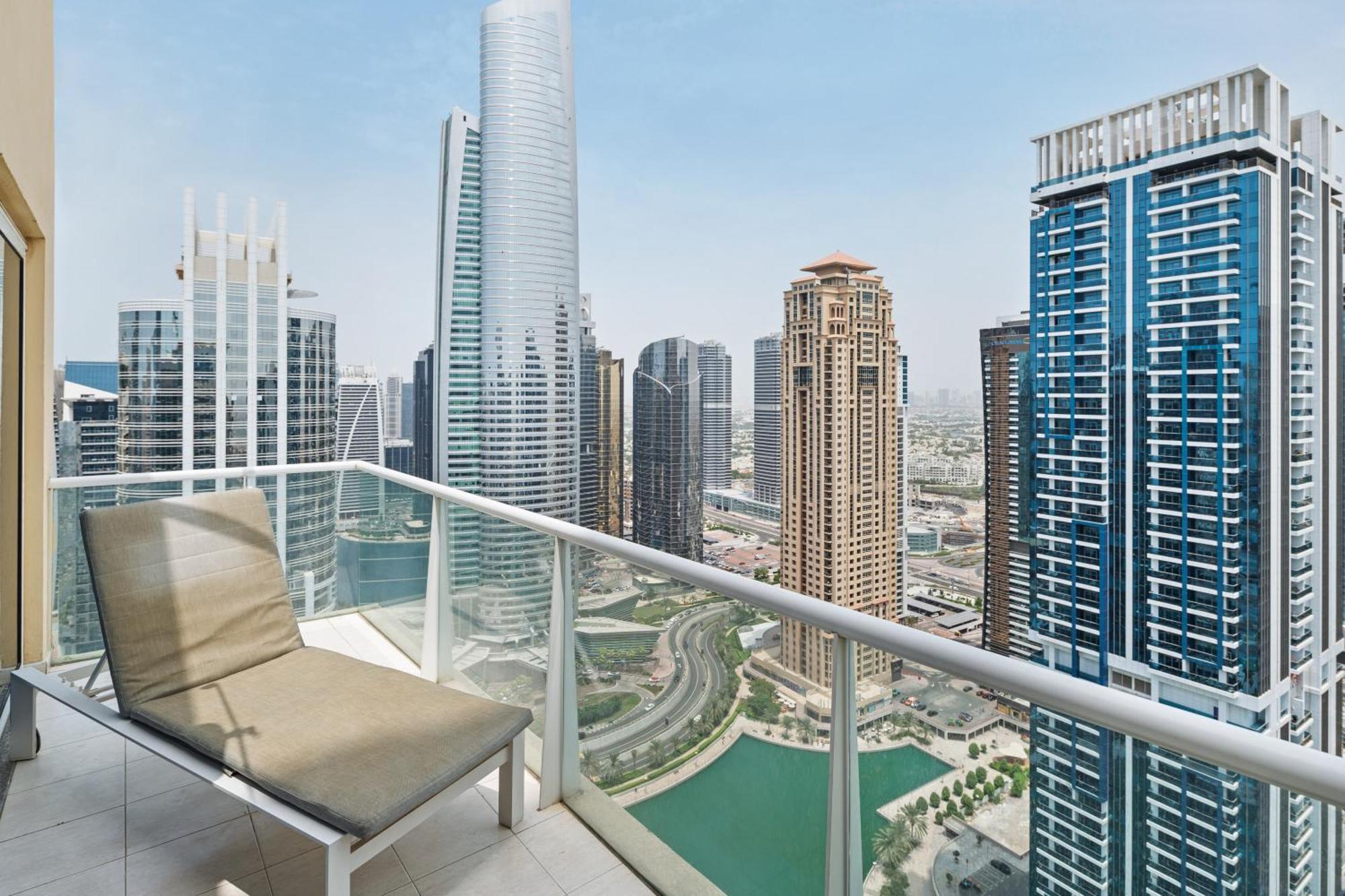 Apartemen Modern & Spacious 2-bed With Panoramic Views, Dual Balconies, Steps From Jlt Metro By 