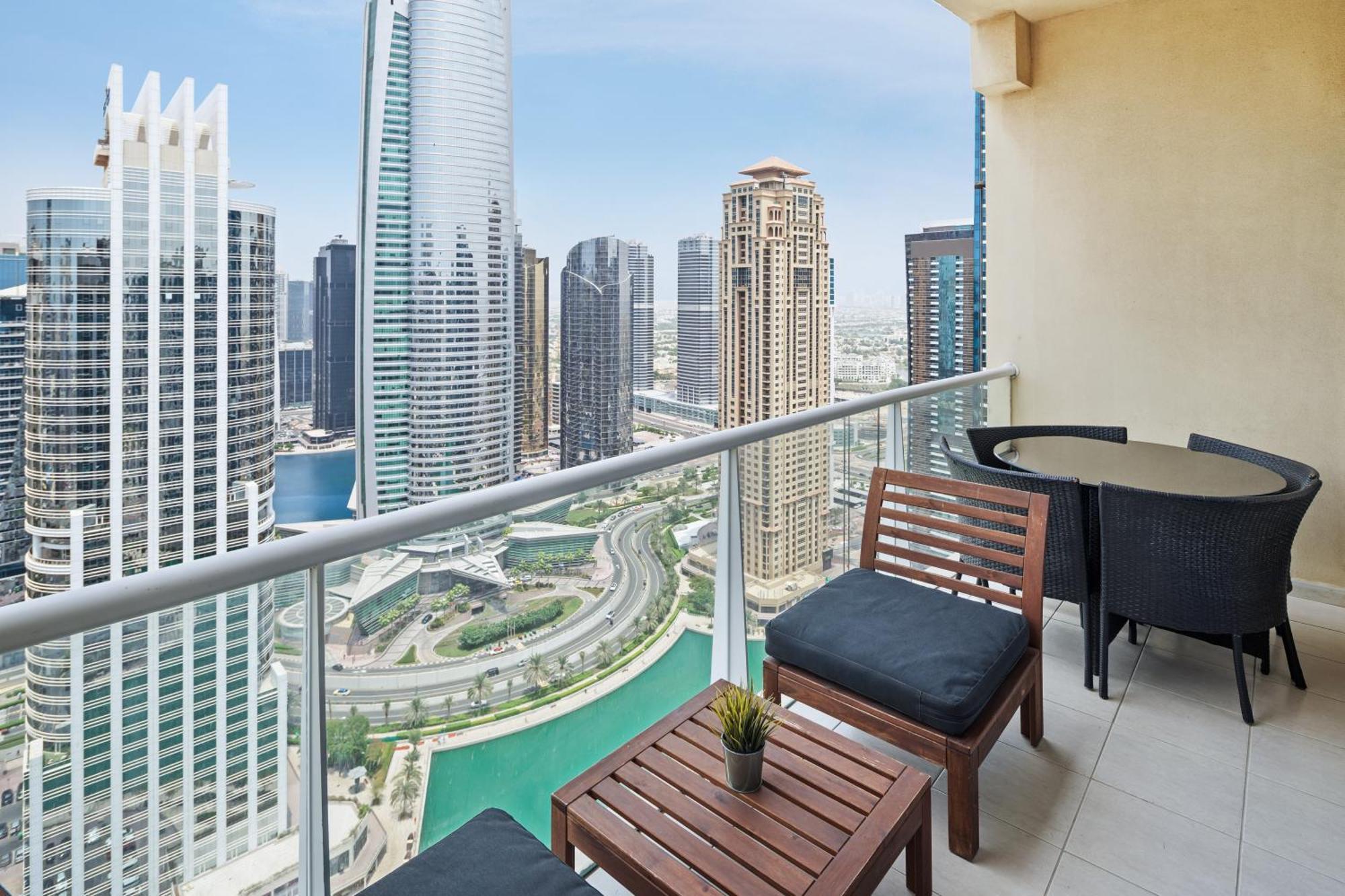 Apartemen Modern & Spacious 2-bed With Panoramic Views, Dual Balconies, Steps From Jlt Metro By 