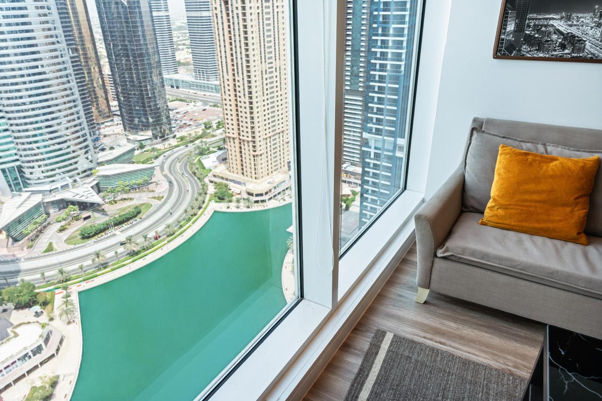 Apartemen Modern & Spacious 2-bed With Panoramic Views, Dual Balconies, Steps From Jlt Metro By 