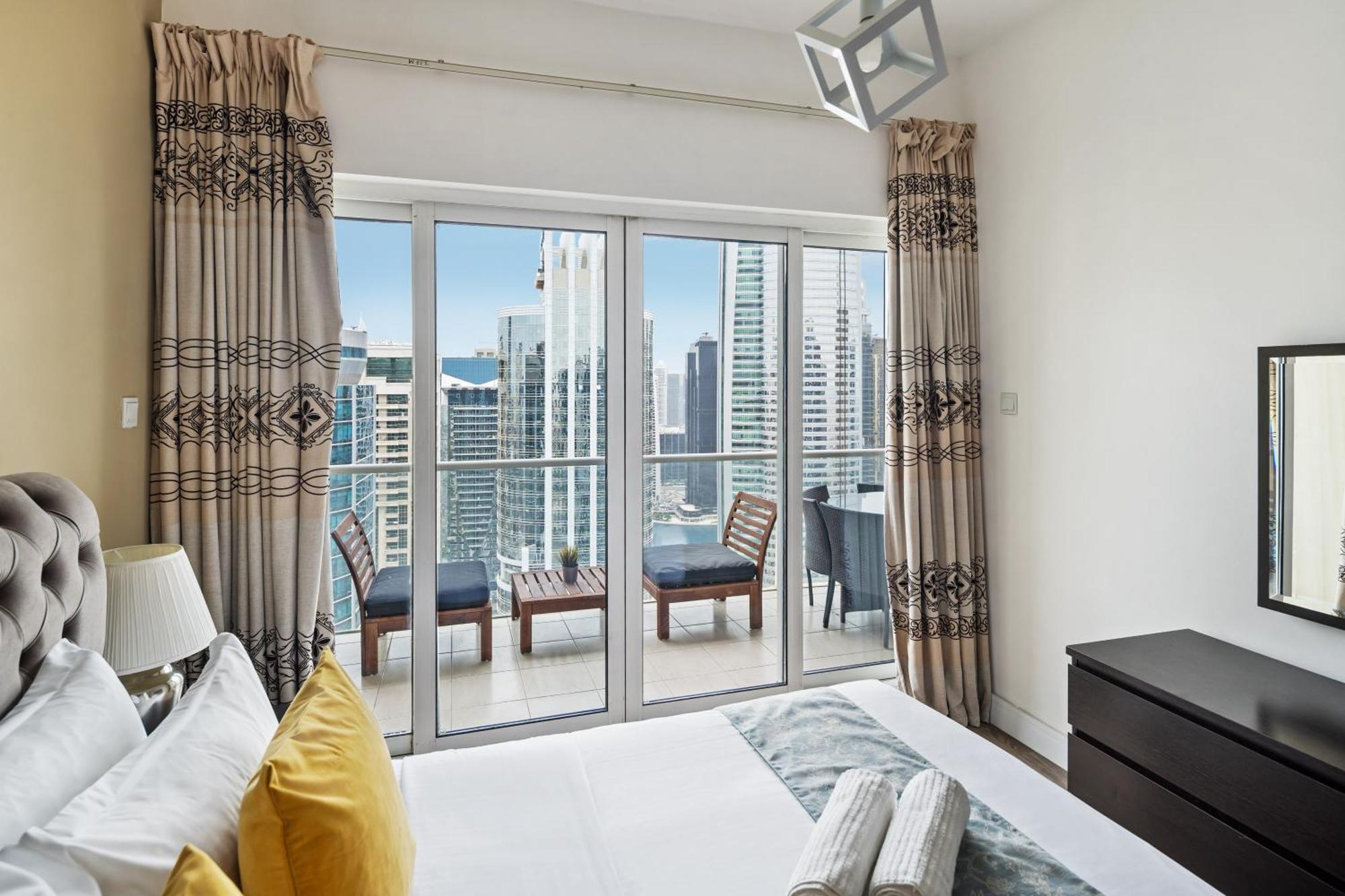 Apartemen Modern & Spacious 2-bed With Panoramic Views, Dual Balconies, Steps From Jlt Metro By 
