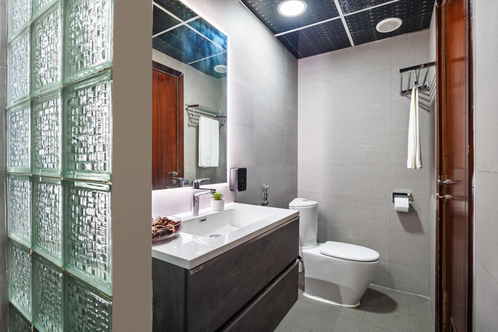 Apartemen Modern & Spacious 2-bed With Panoramic Views, Dual Balconies, Steps From Jlt Metro By 