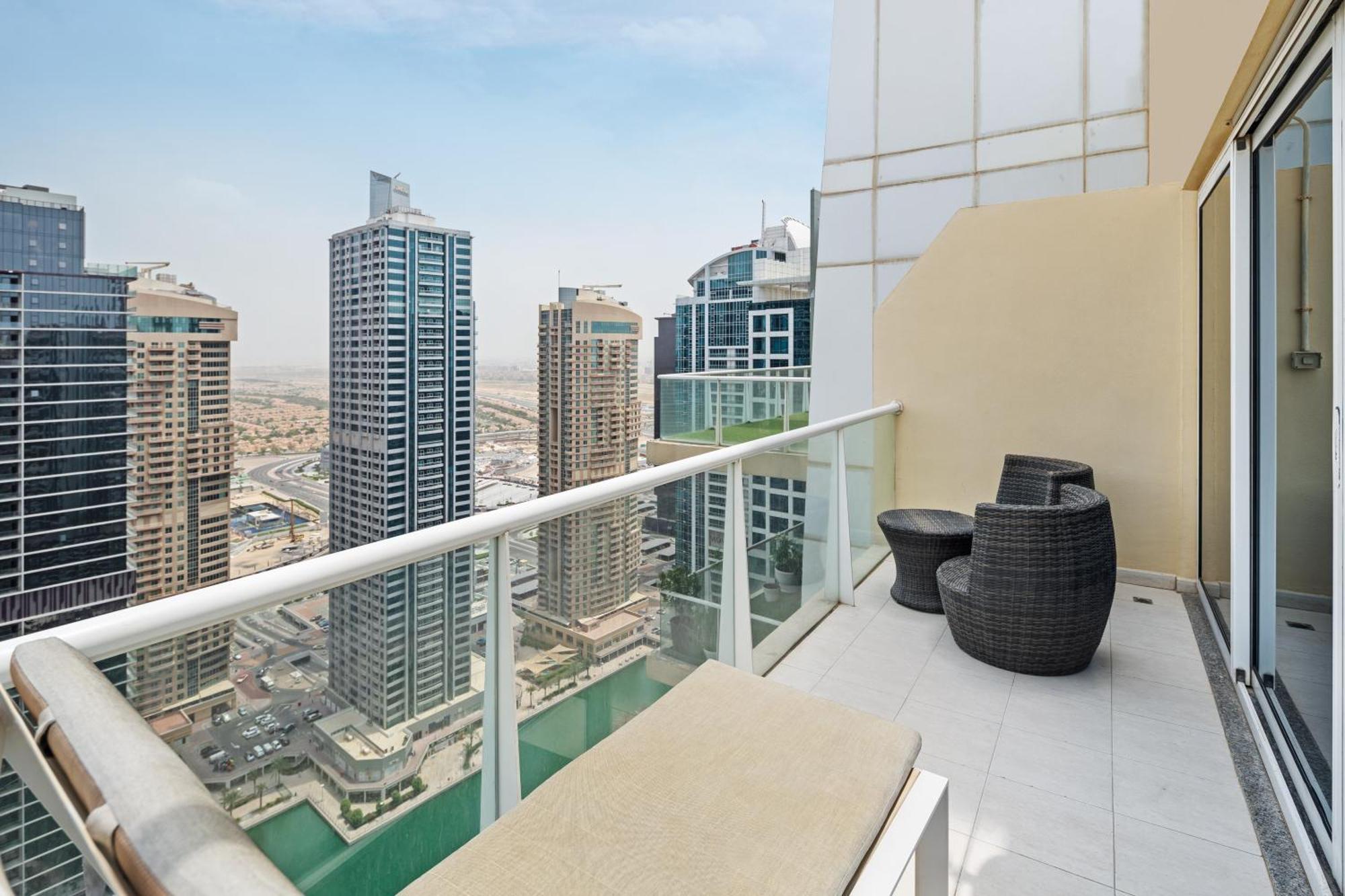 Apartemen Modern & Spacious 2-bed With Panoramic Views, Dual Balconies, Steps From Jlt Metro By 