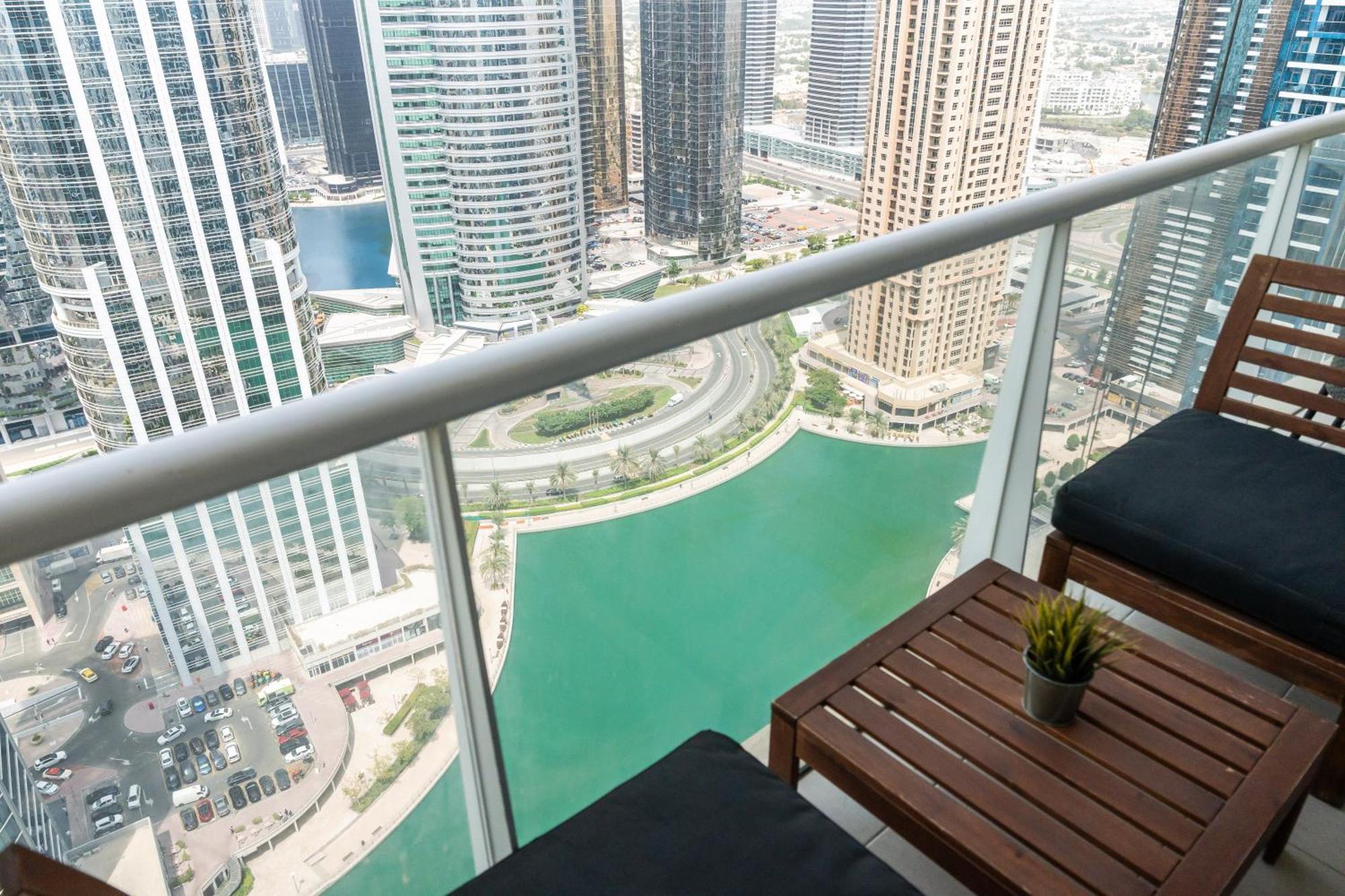 Apartemen Modern & Spacious 2-bed With Panoramic Views, Dual Balconies, Steps From Jlt Metro By 