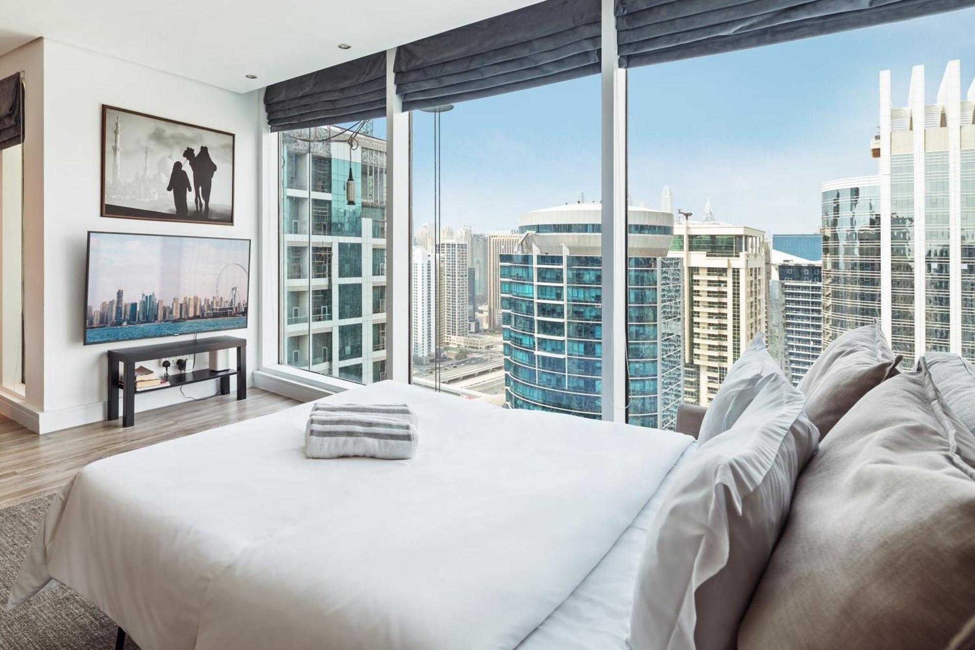 Apartemen Modern & Spacious 2-bed With Panoramic Views, Dual Balconies, Steps From Jlt Metro By 