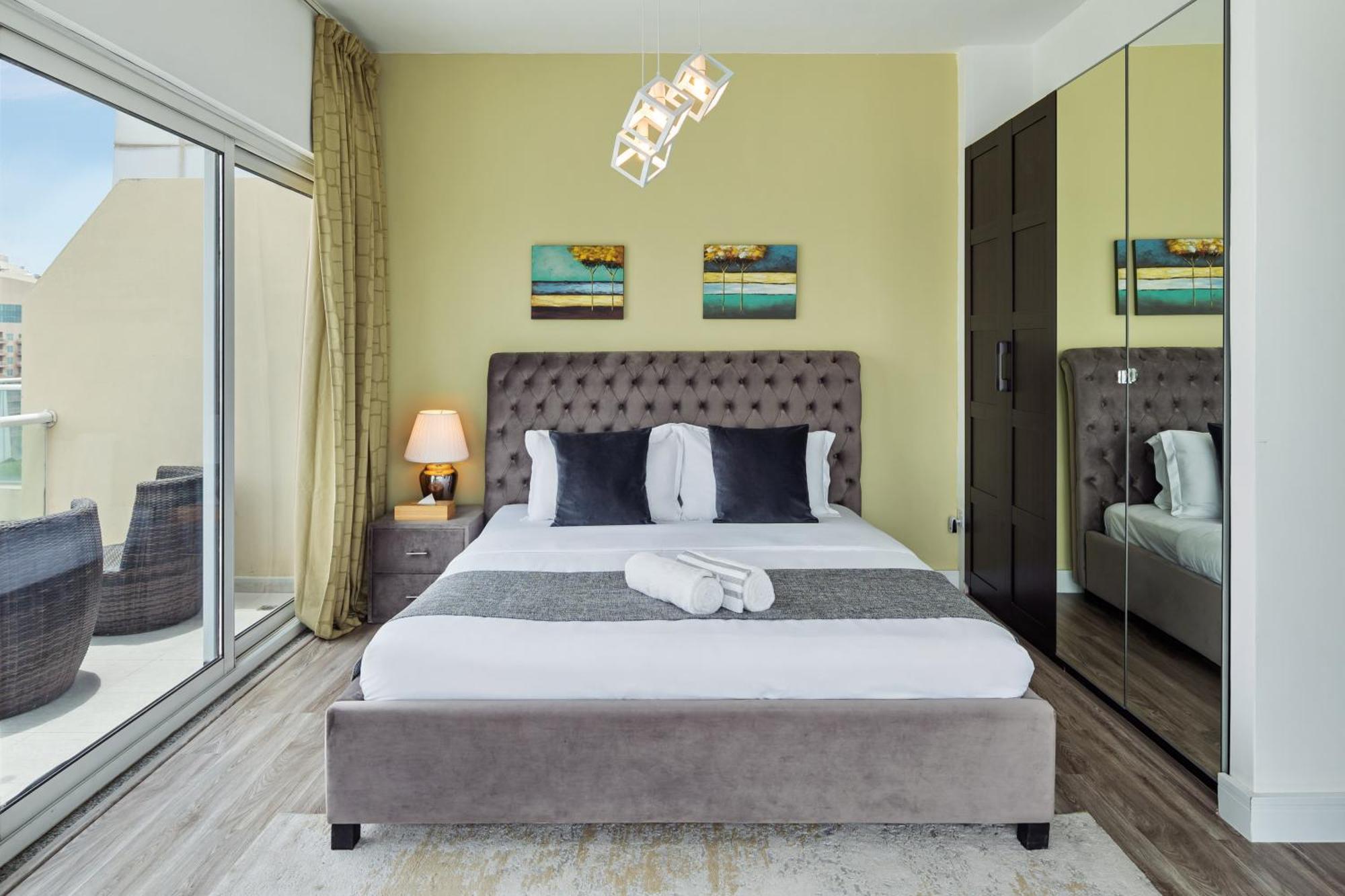Apartamento Modern & Spacious 2-bed With Panoramic Views, Dual Balconies, Steps From Jlt Metro By 