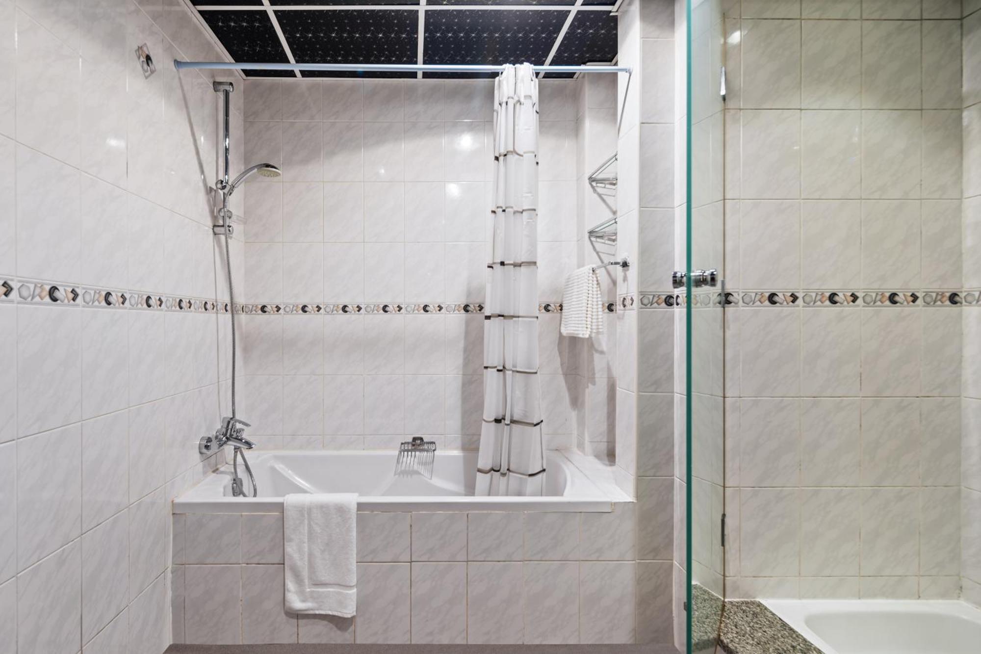 Apartemen Modern & Spacious 2-bed With Panoramic Views, Dual Balconies, Steps From Jlt Metro By 