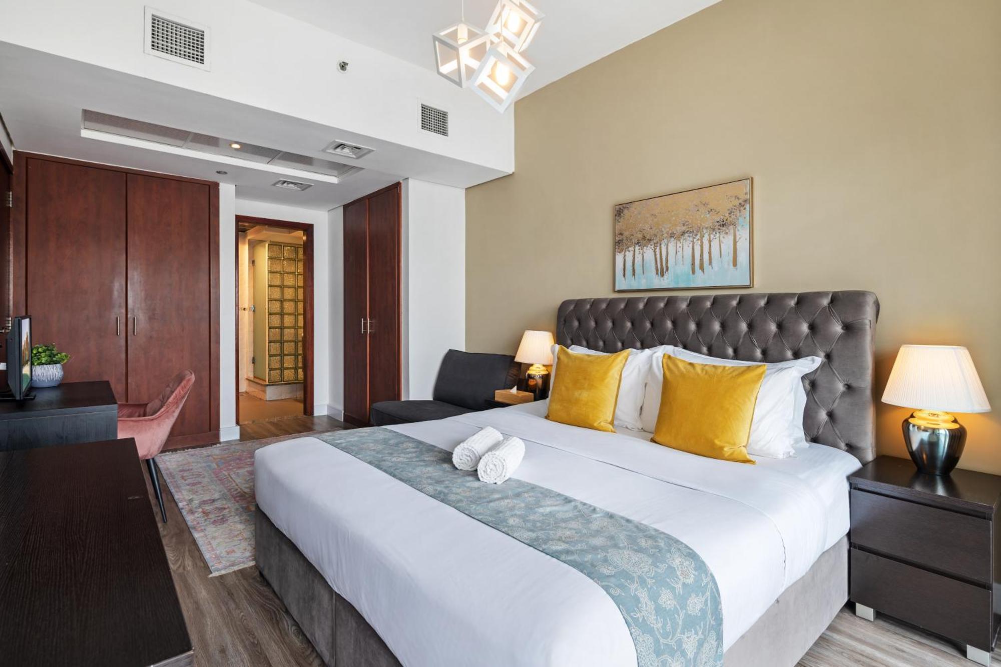 Apartemen Modern & Spacious 2-bed With Panoramic Views, Dual Balconies, Steps From Jlt Metro By 