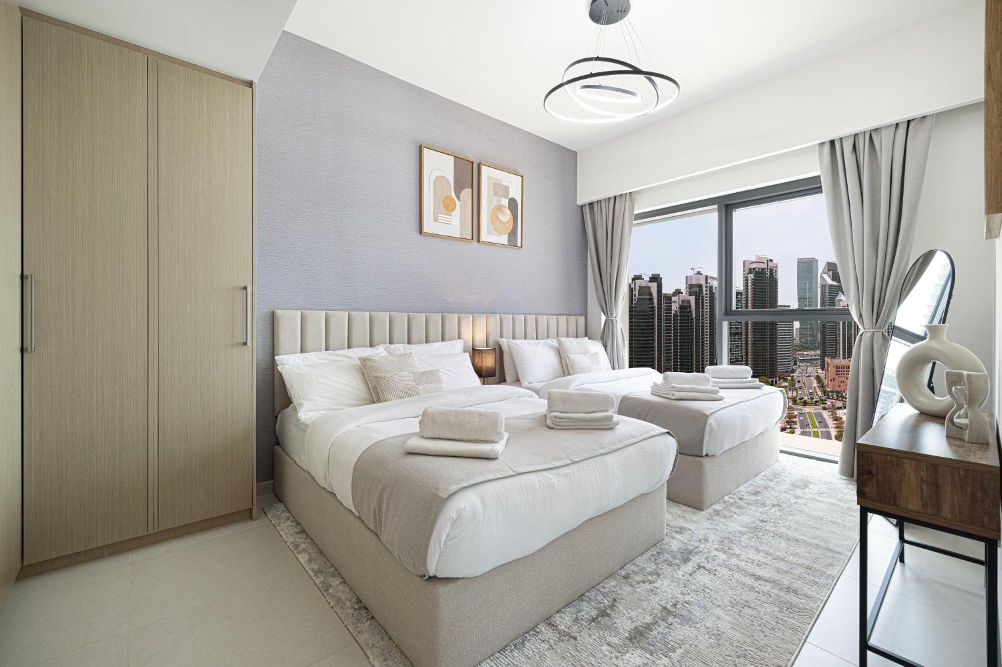 5 Minute Walk To The Fountains! Full Burj Khalifa View! 5-star Pool & Gym!