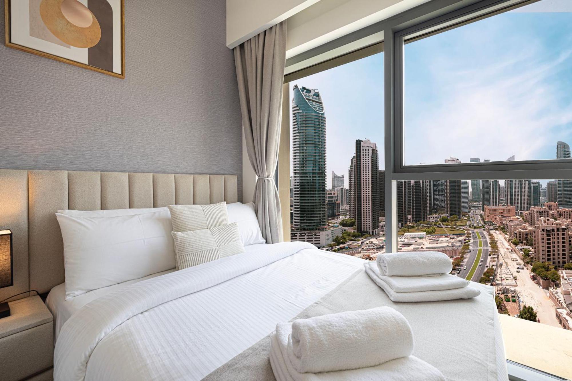 5 Minute Walk To The Fountains! Full Burj Khalifa View! 5-star Pool & Gym! Apartment