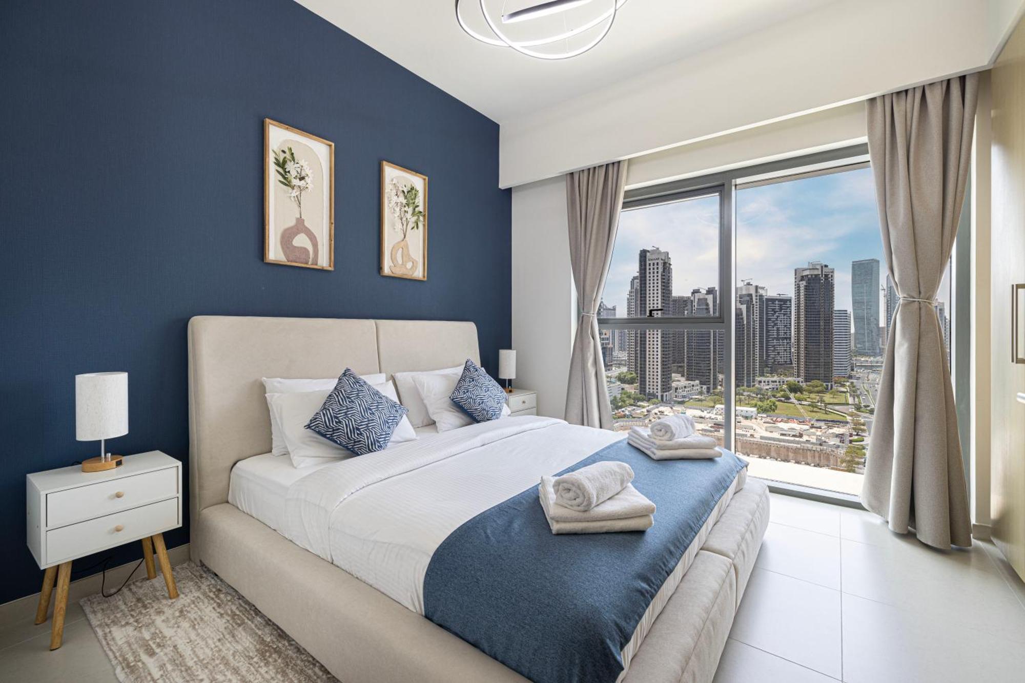 5 Minute Walk To The Fountains! Full Burj Khalifa View! 5-star Pool & Gym! Dubai